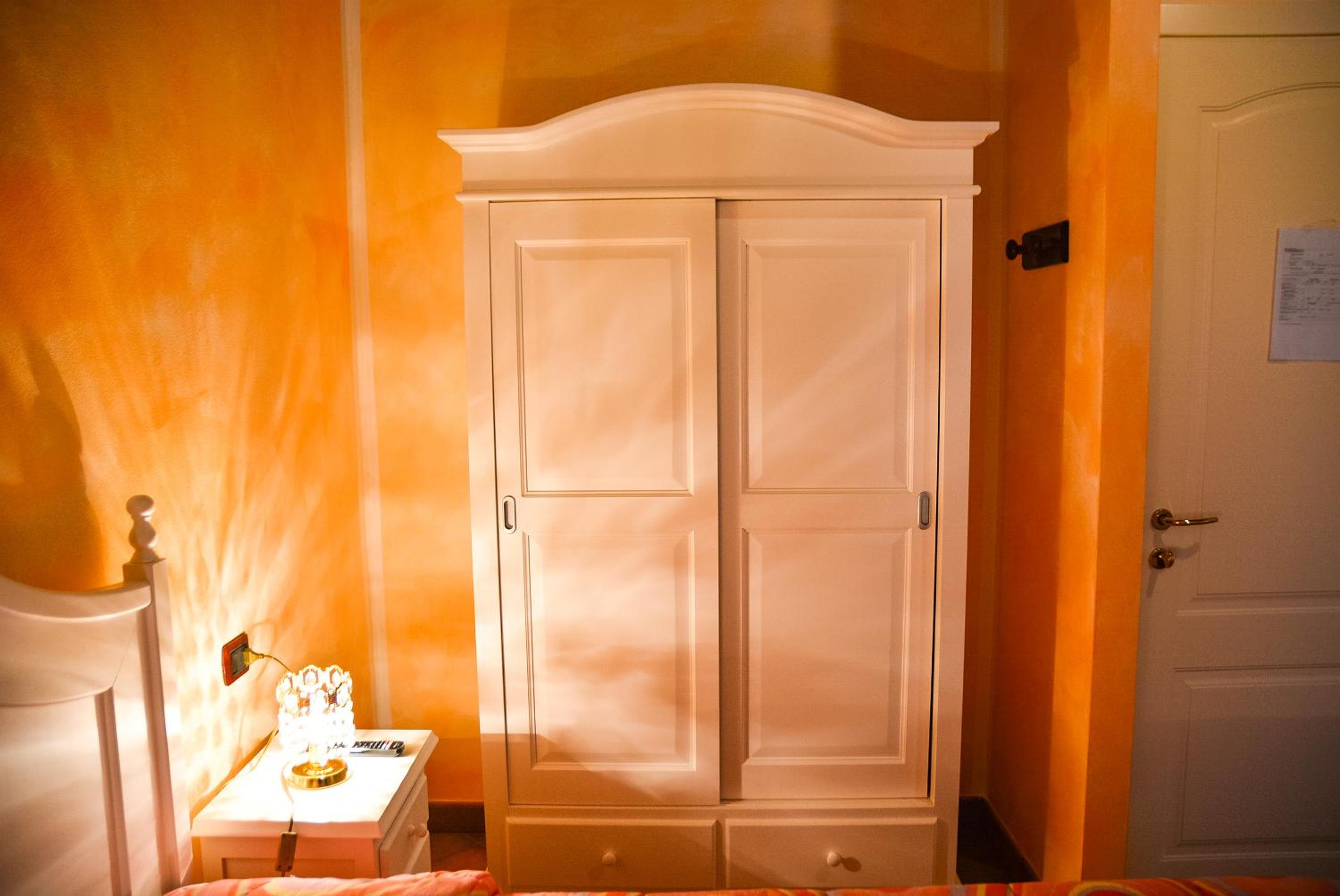 Deluxe Double Room - Photo 9