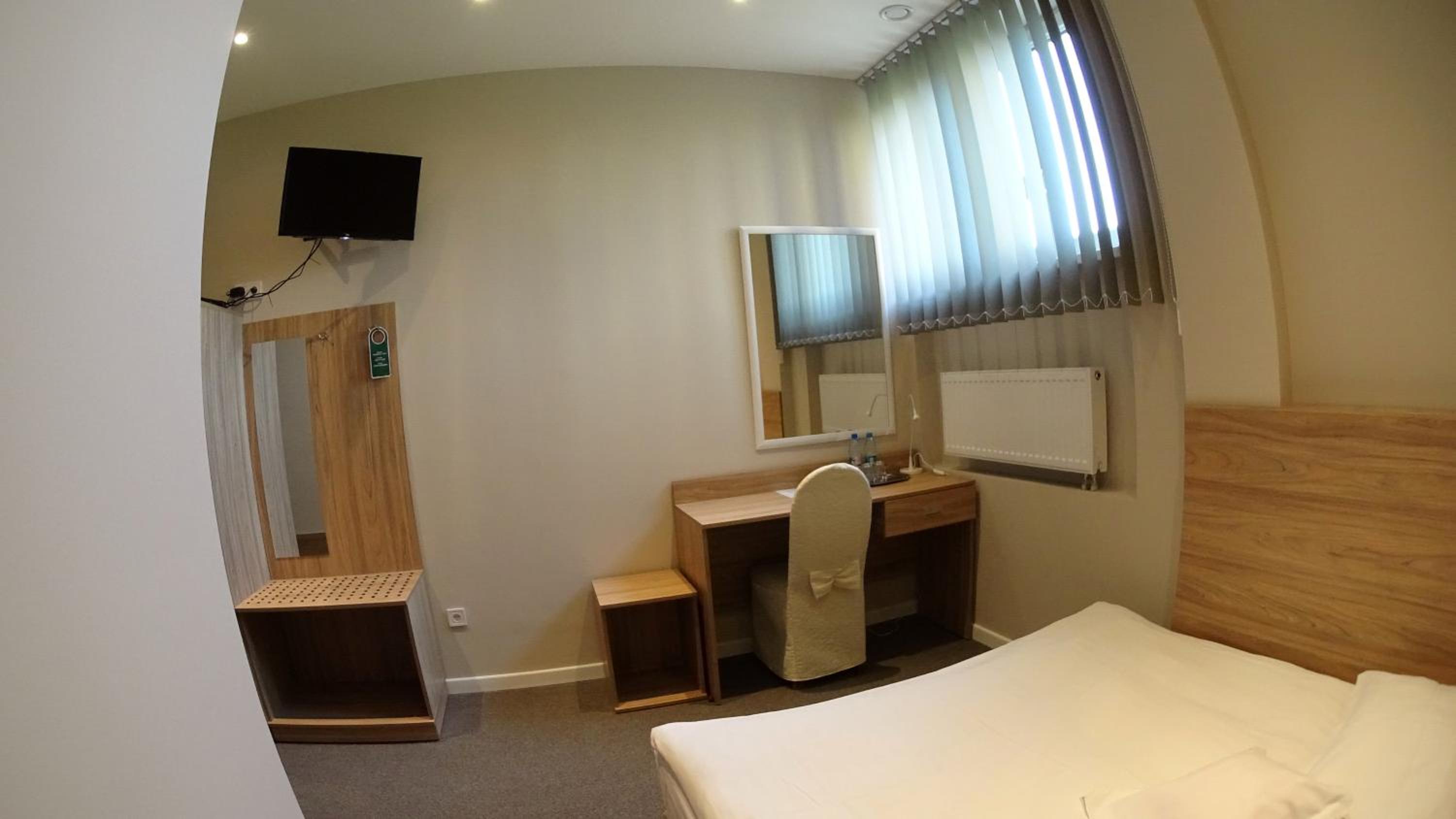 Double or Twin Room - Photo 9