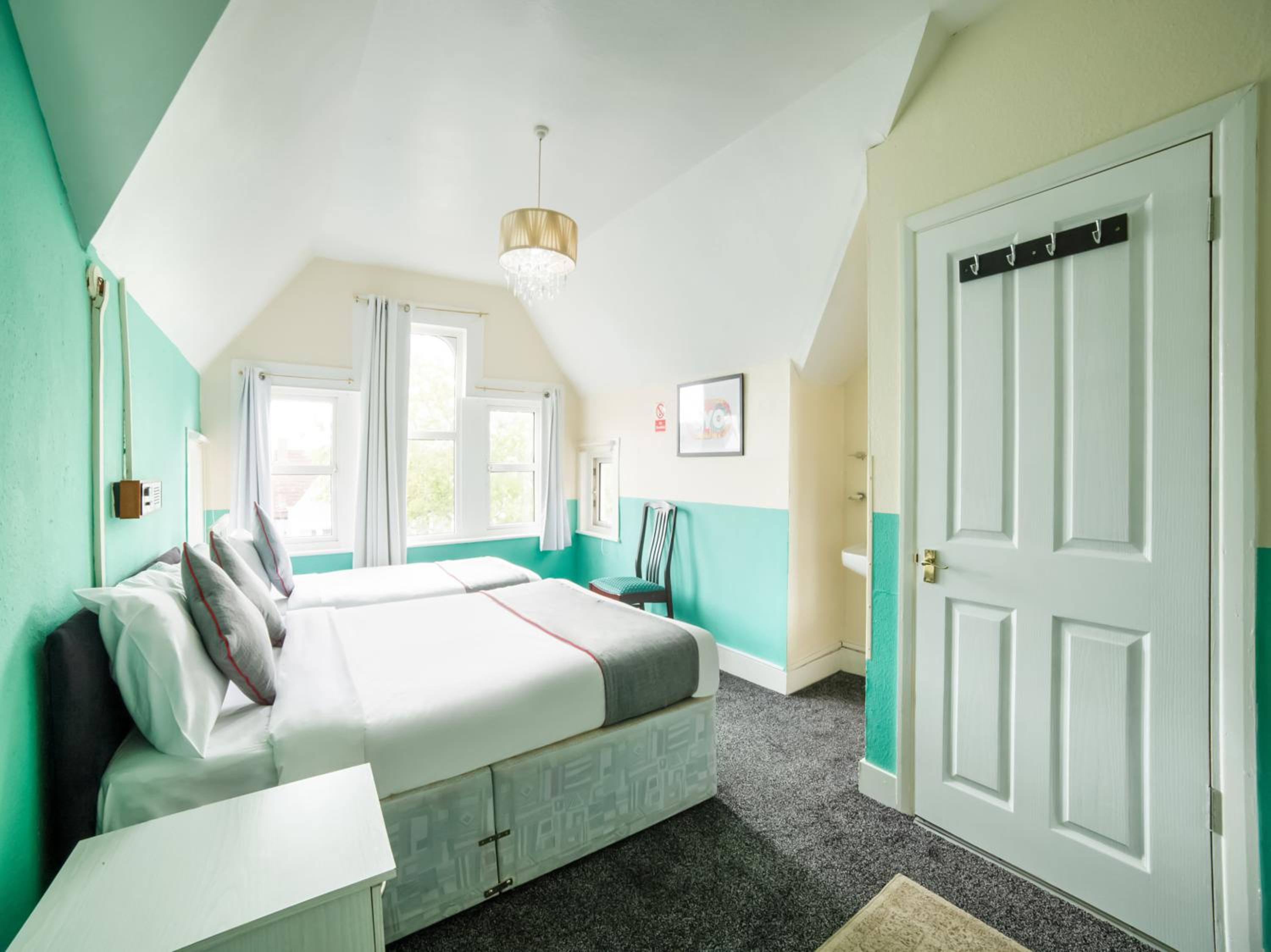 Deluxe Triple Room - Photo 9