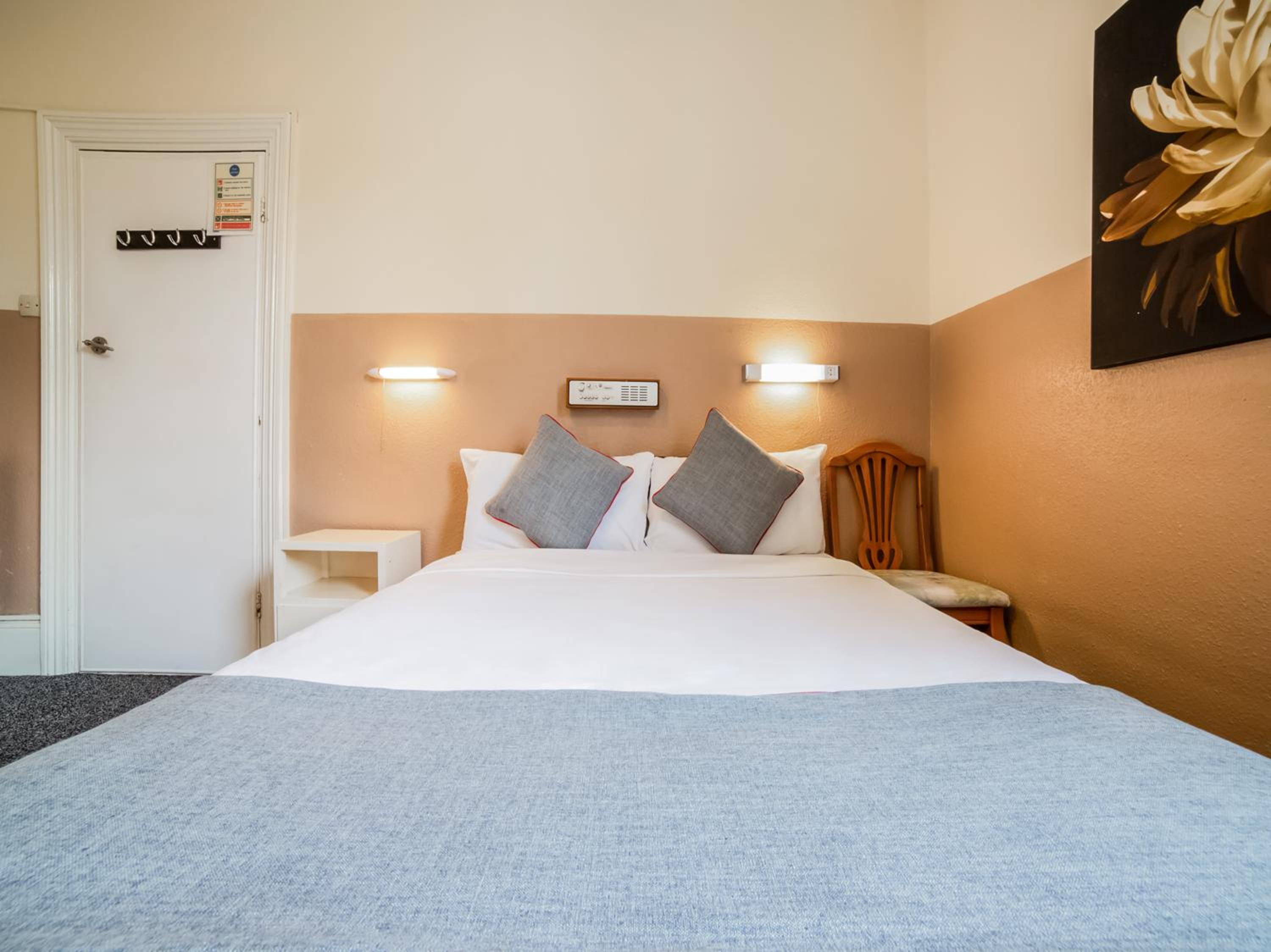 Standard Double Room - Photo 7