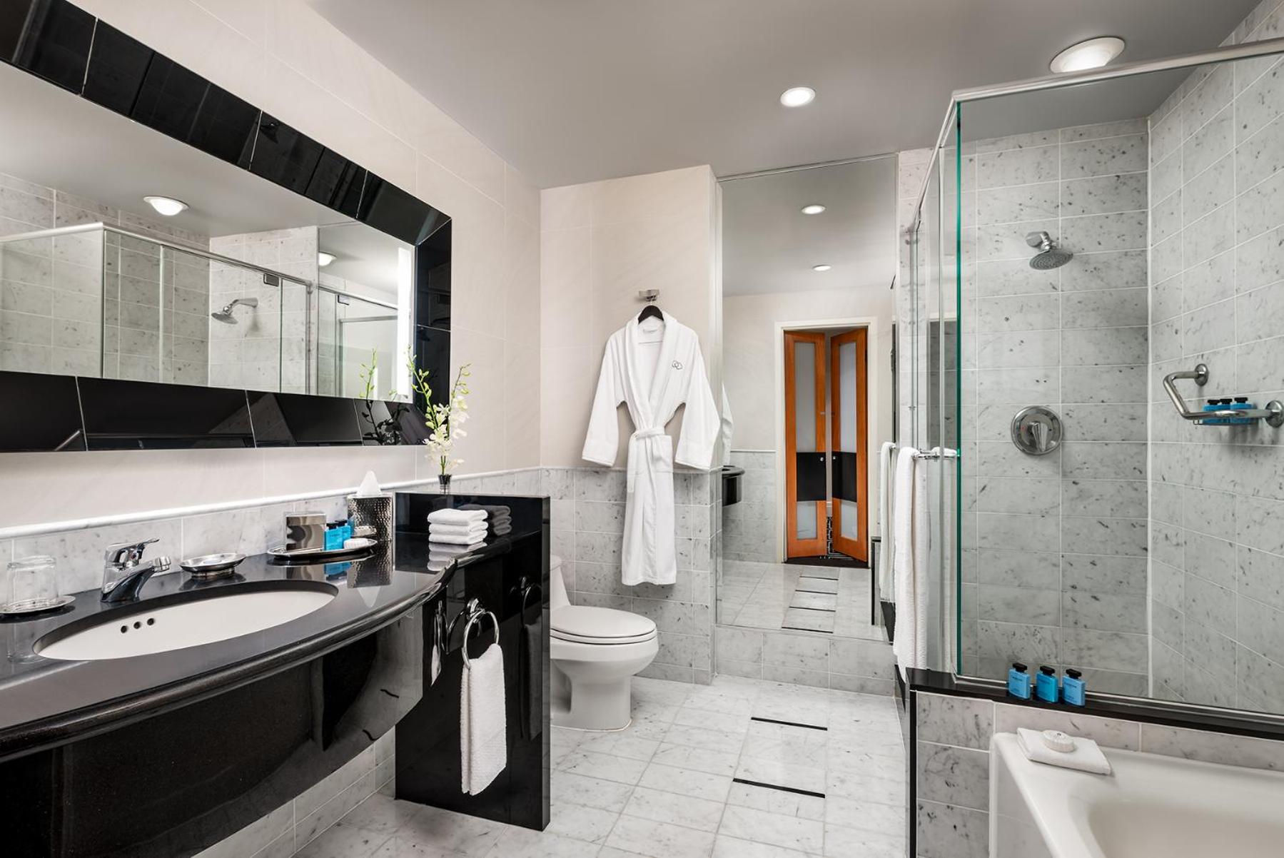 Luxury Corner King Room - Photo 2