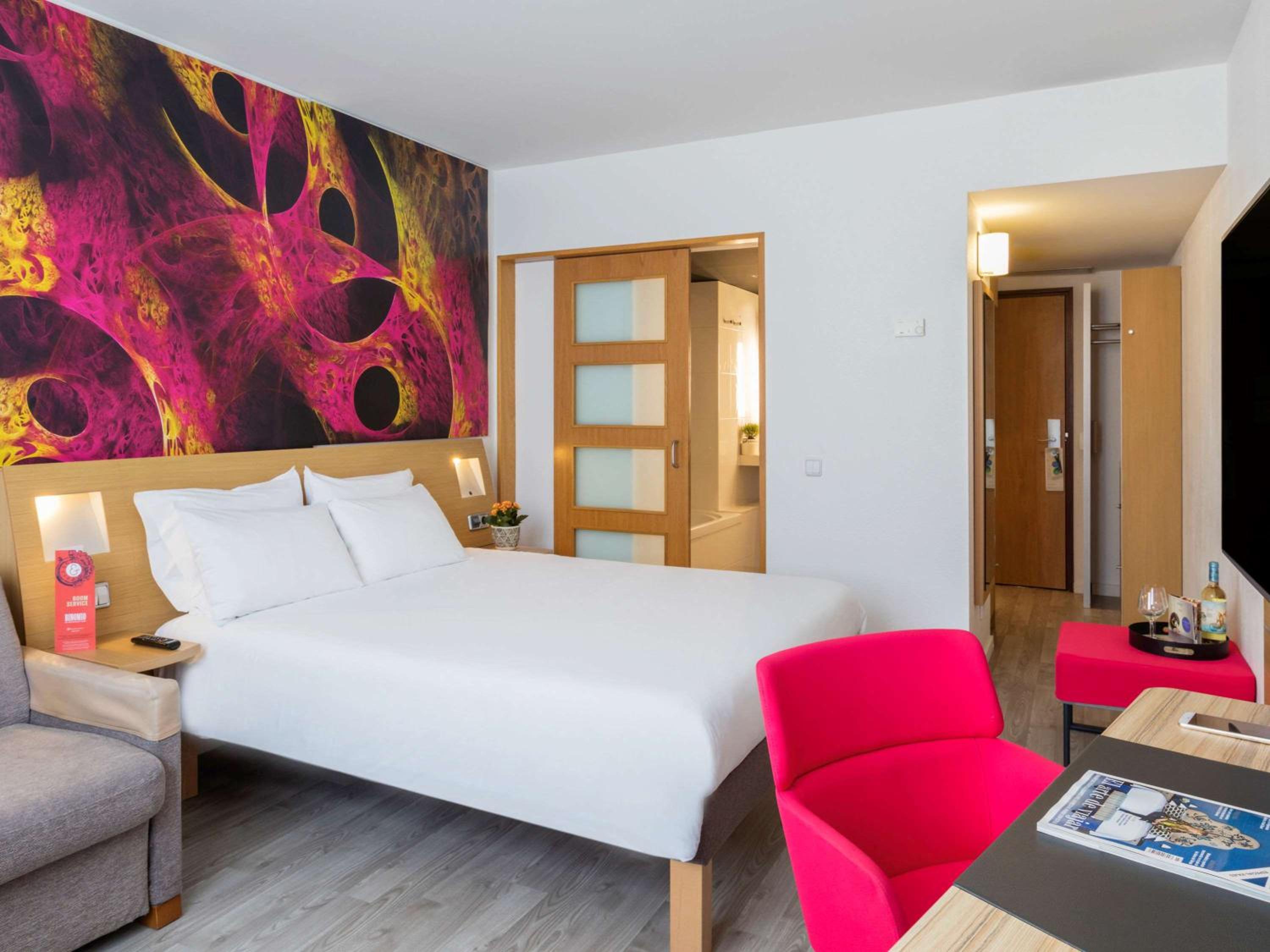 Executive Room with 1 Queen Bed and 1 Sofa