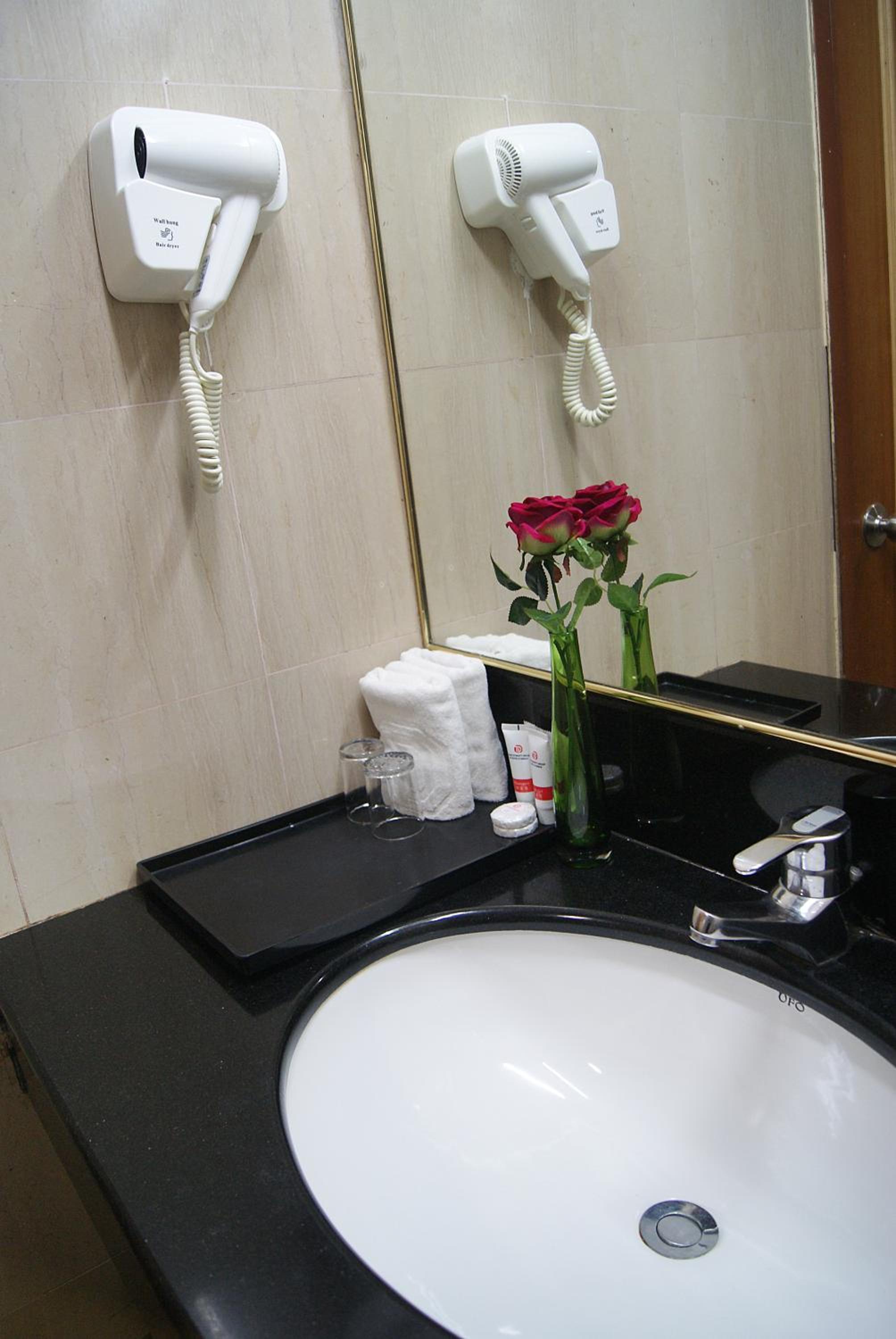 Deluxe King Room - Photo 7