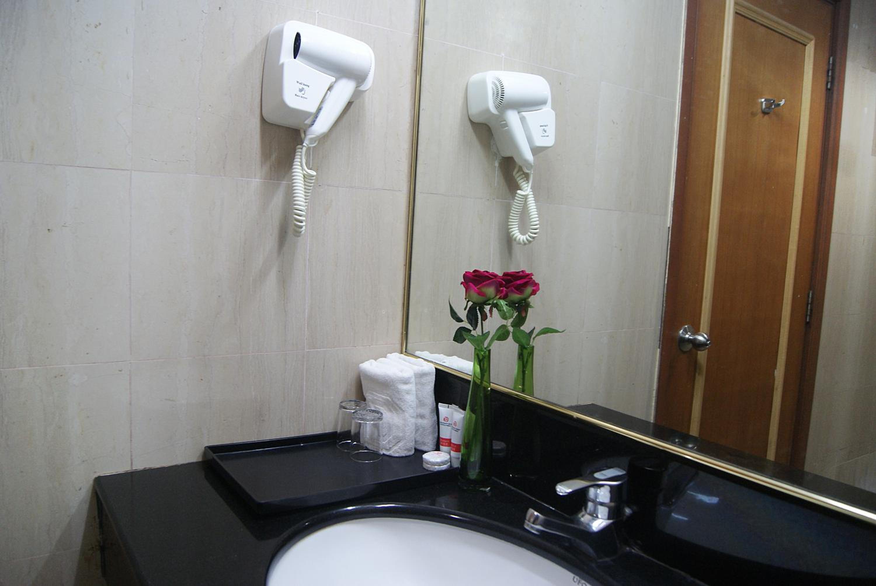 Deluxe King Room - Photo 8