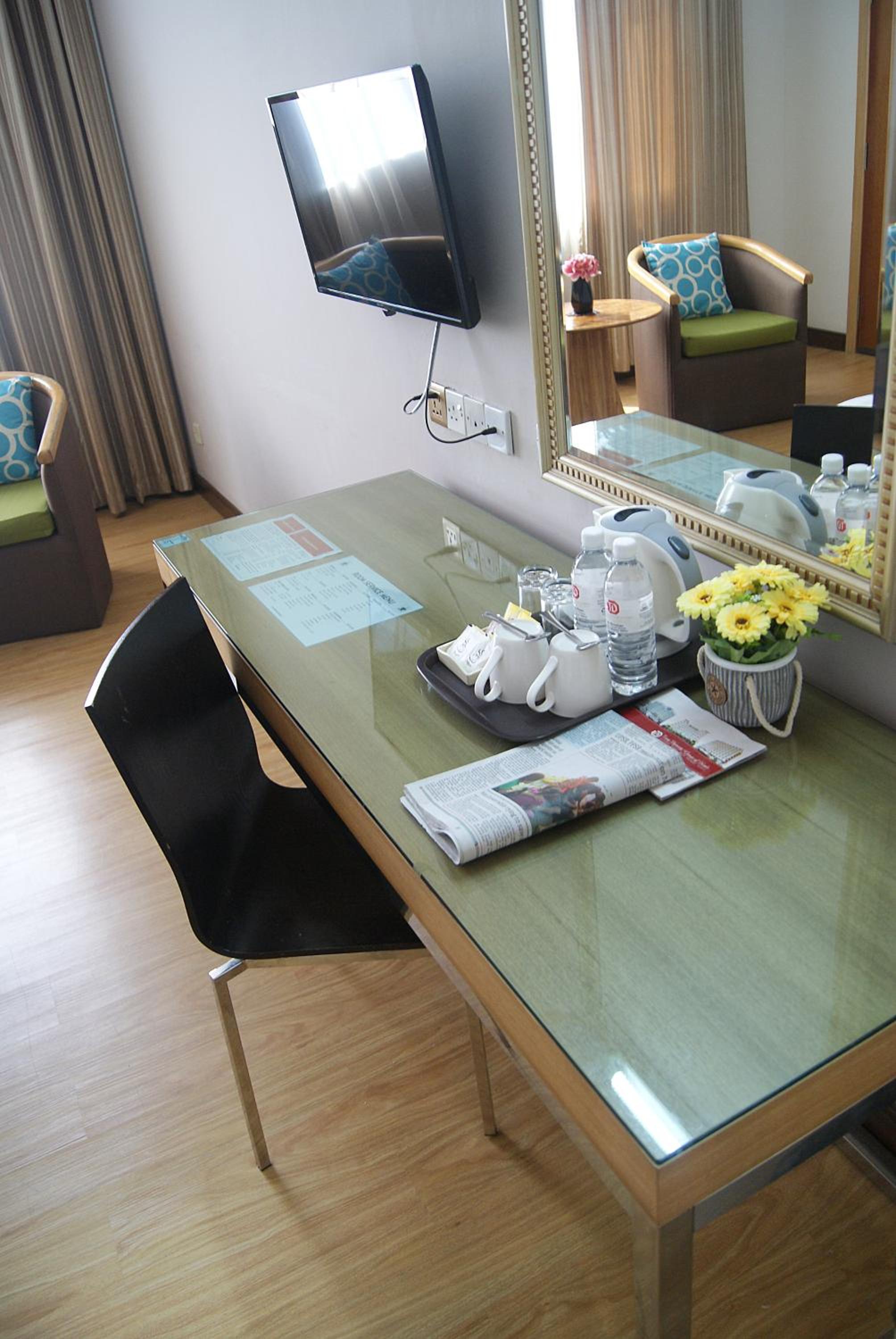 Deluxe King Room - Photo 9