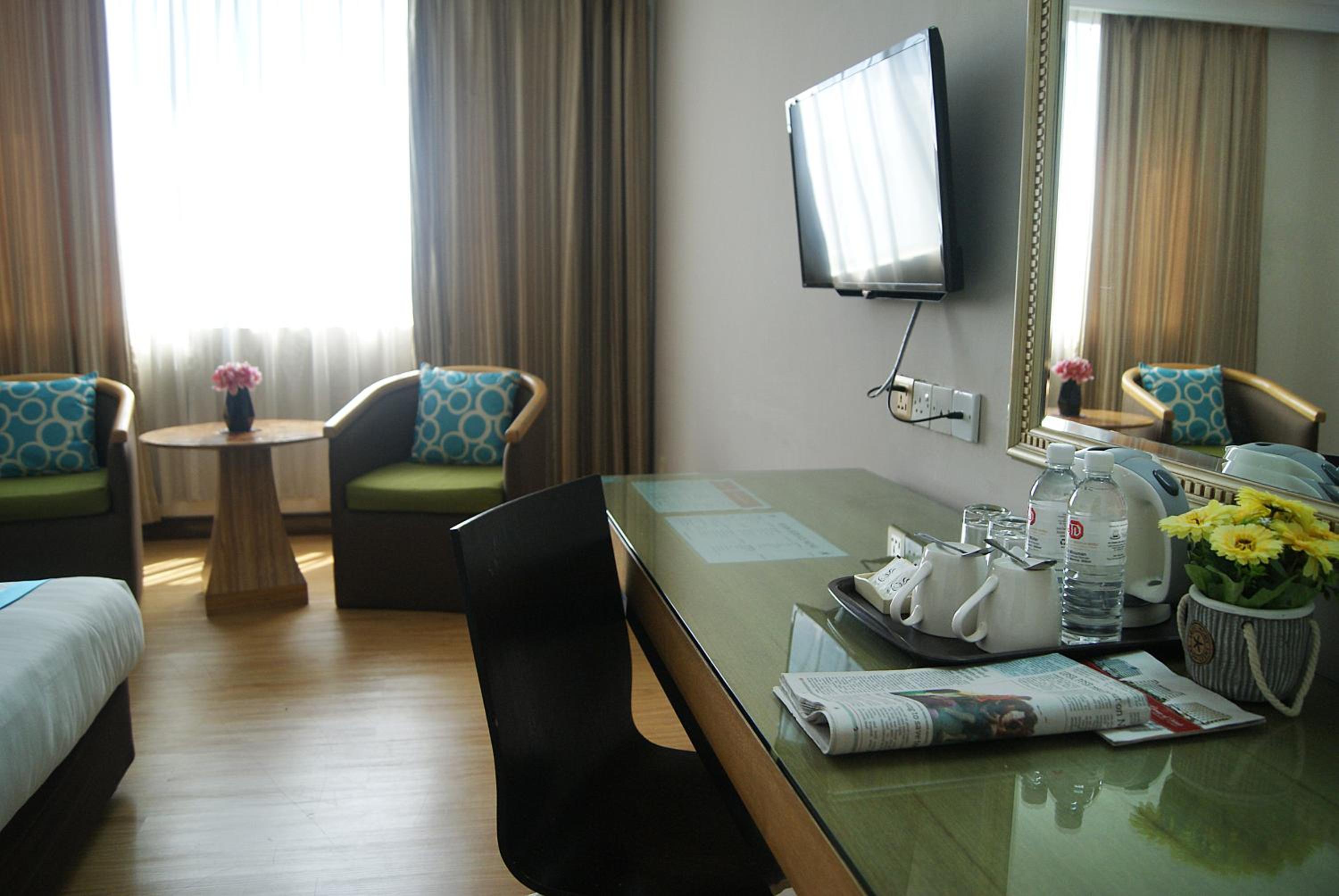 Deluxe King Room - Photo 10