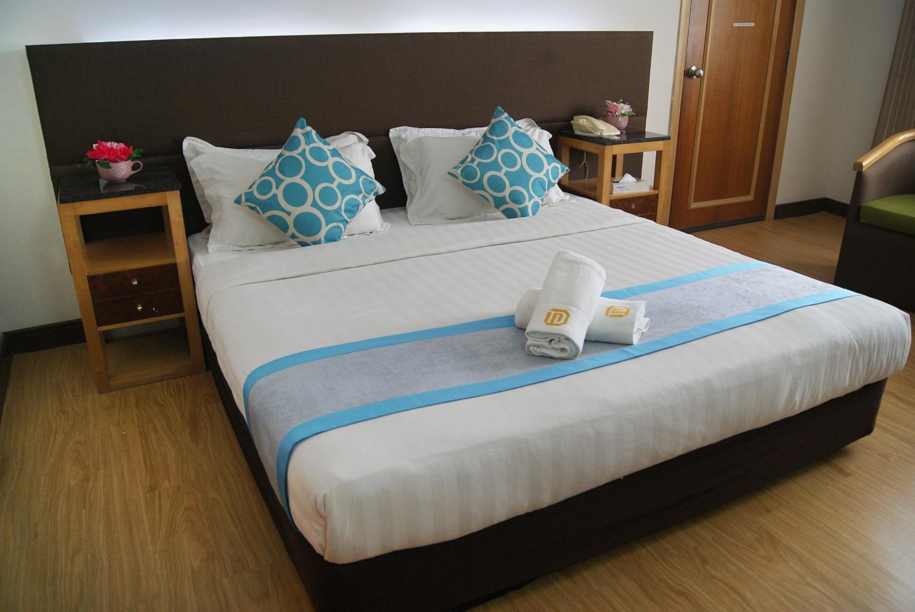 Deluxe King Room - Photo 13