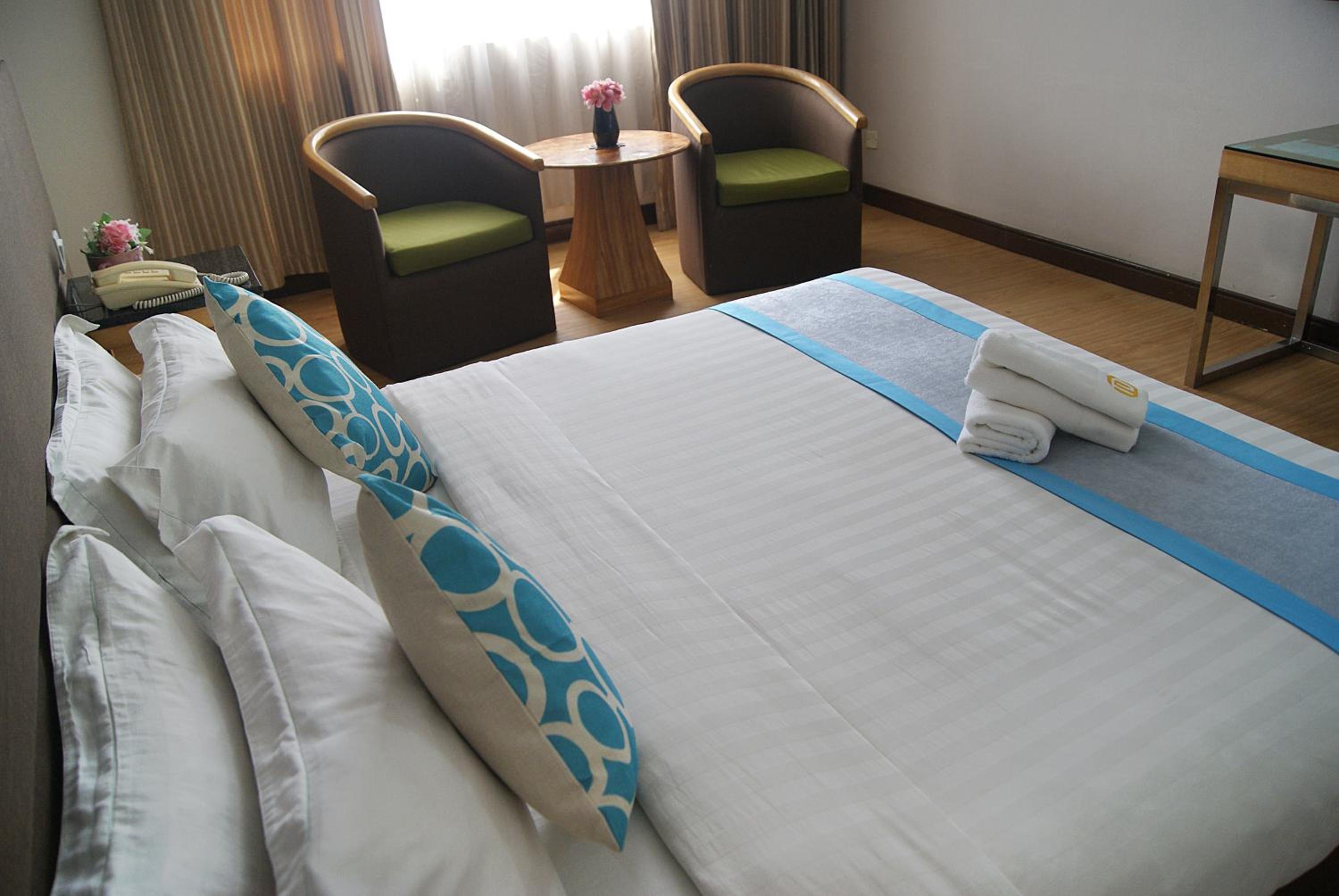 Deluxe King Room - Photo 14