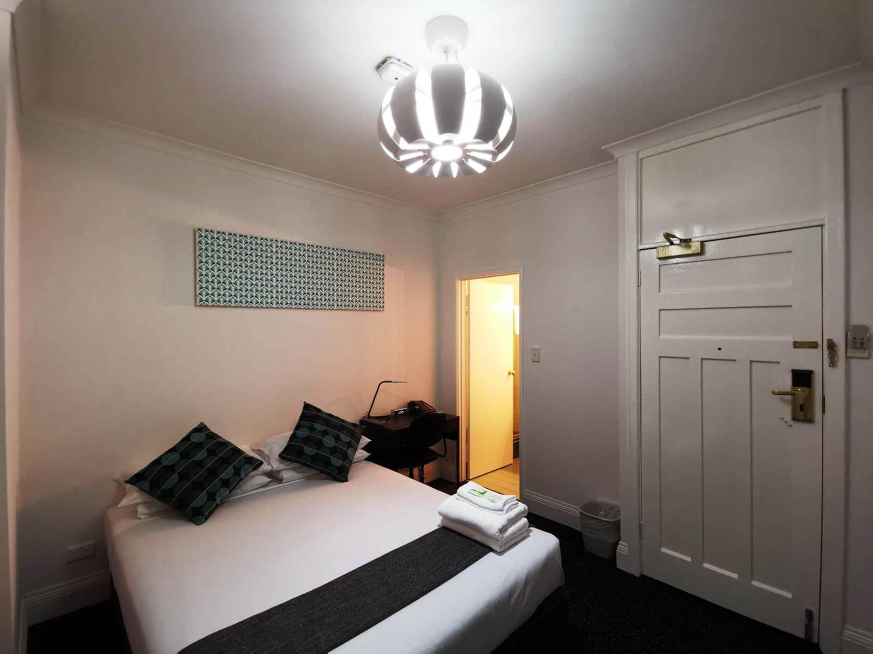 Standard Queen Room - Photo 10