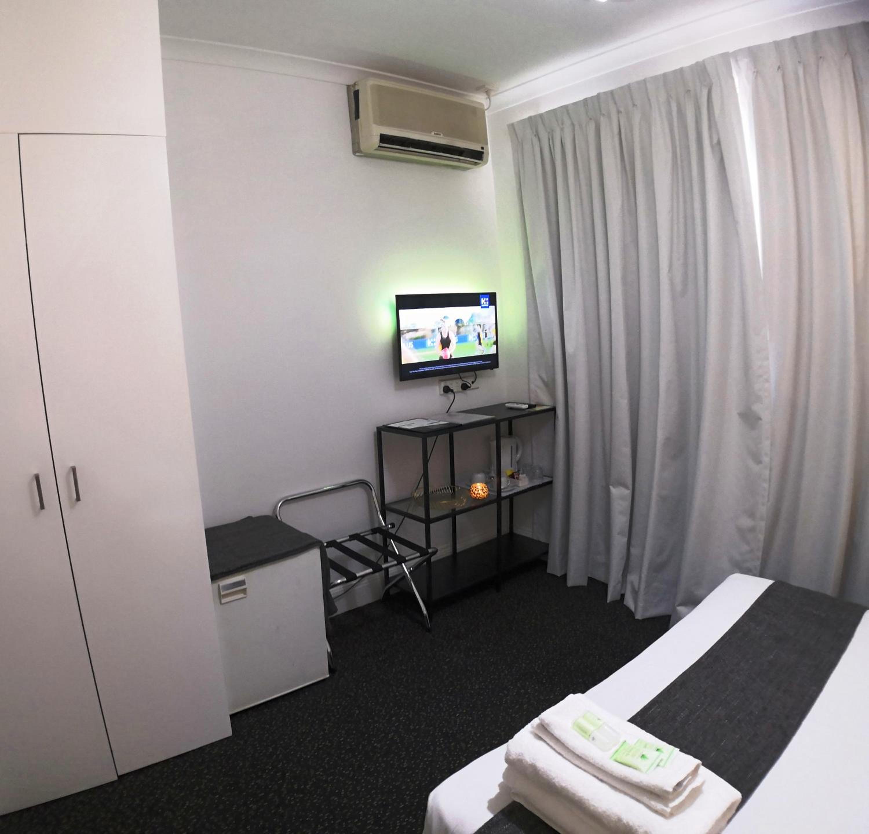 Standard Queen Room - Photo 8