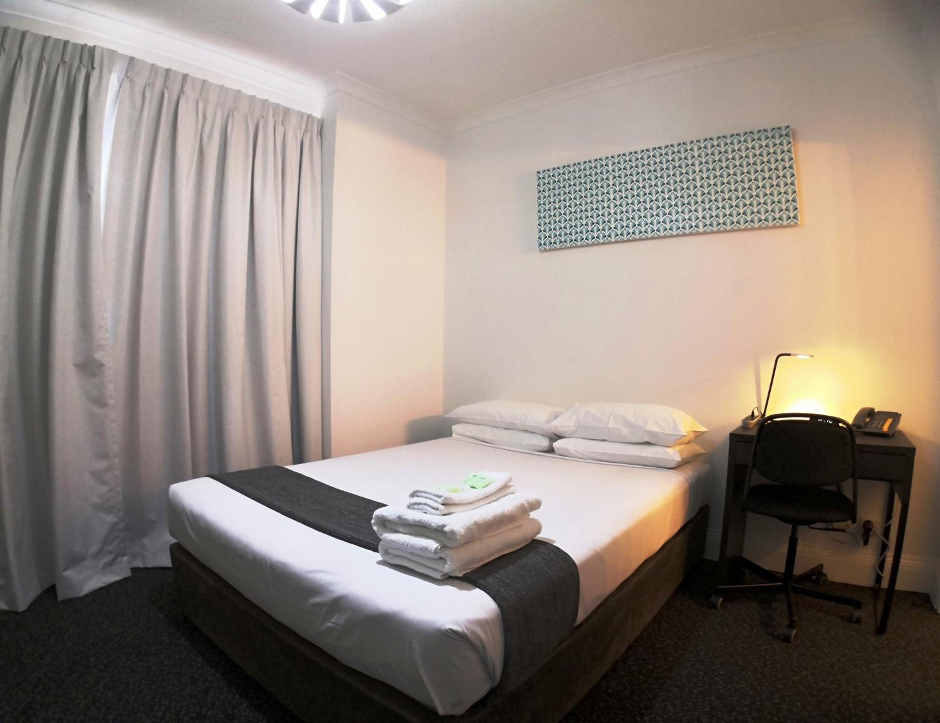 Standard Queen Room - Photo 7
