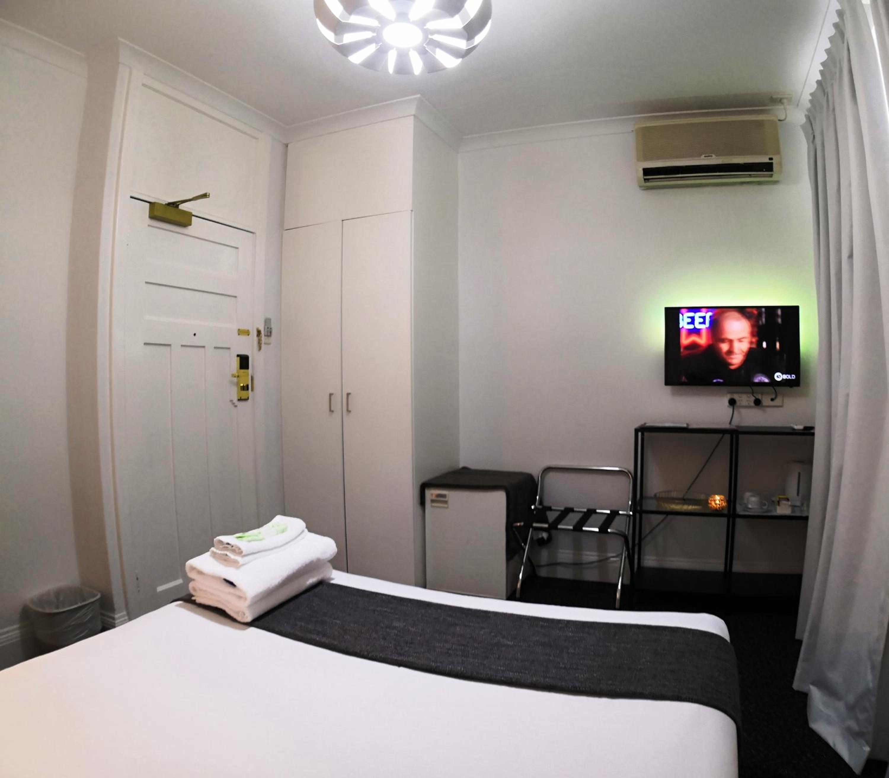 Standard Queen Room - Photo 6