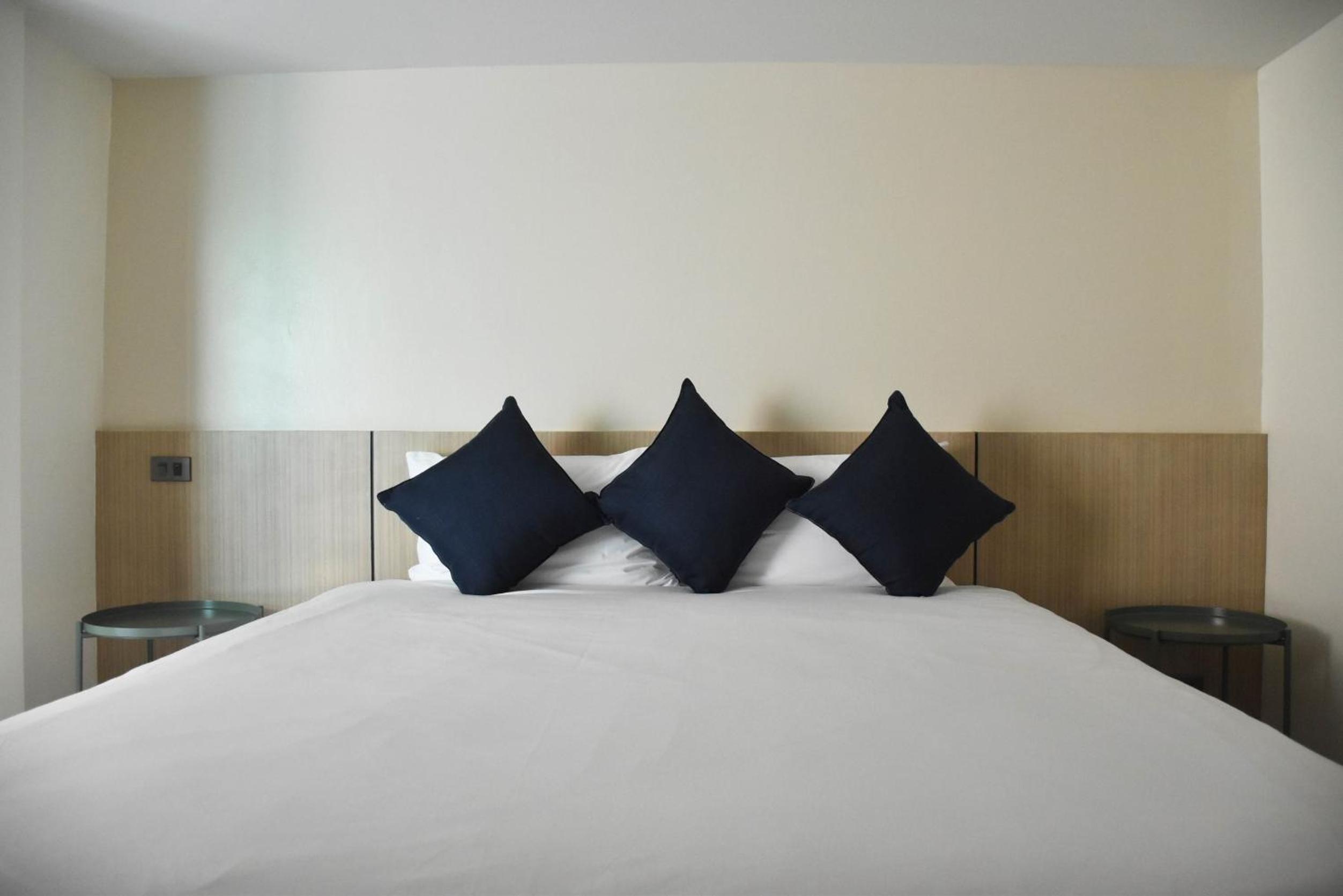 Deluxe Double Room with Side Sea View