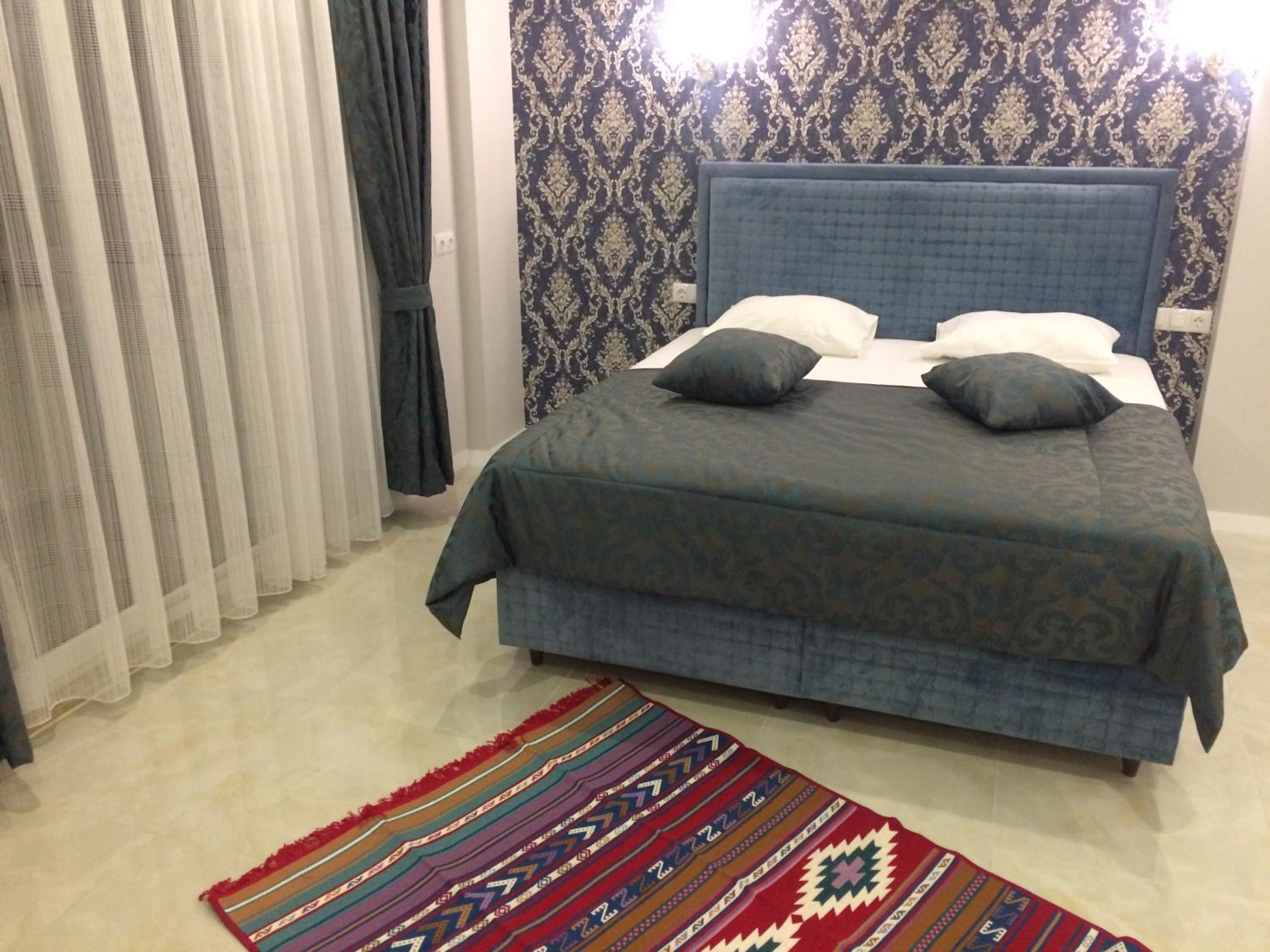 Deluxe Queen Room with Two Queen Beds - Photo 4