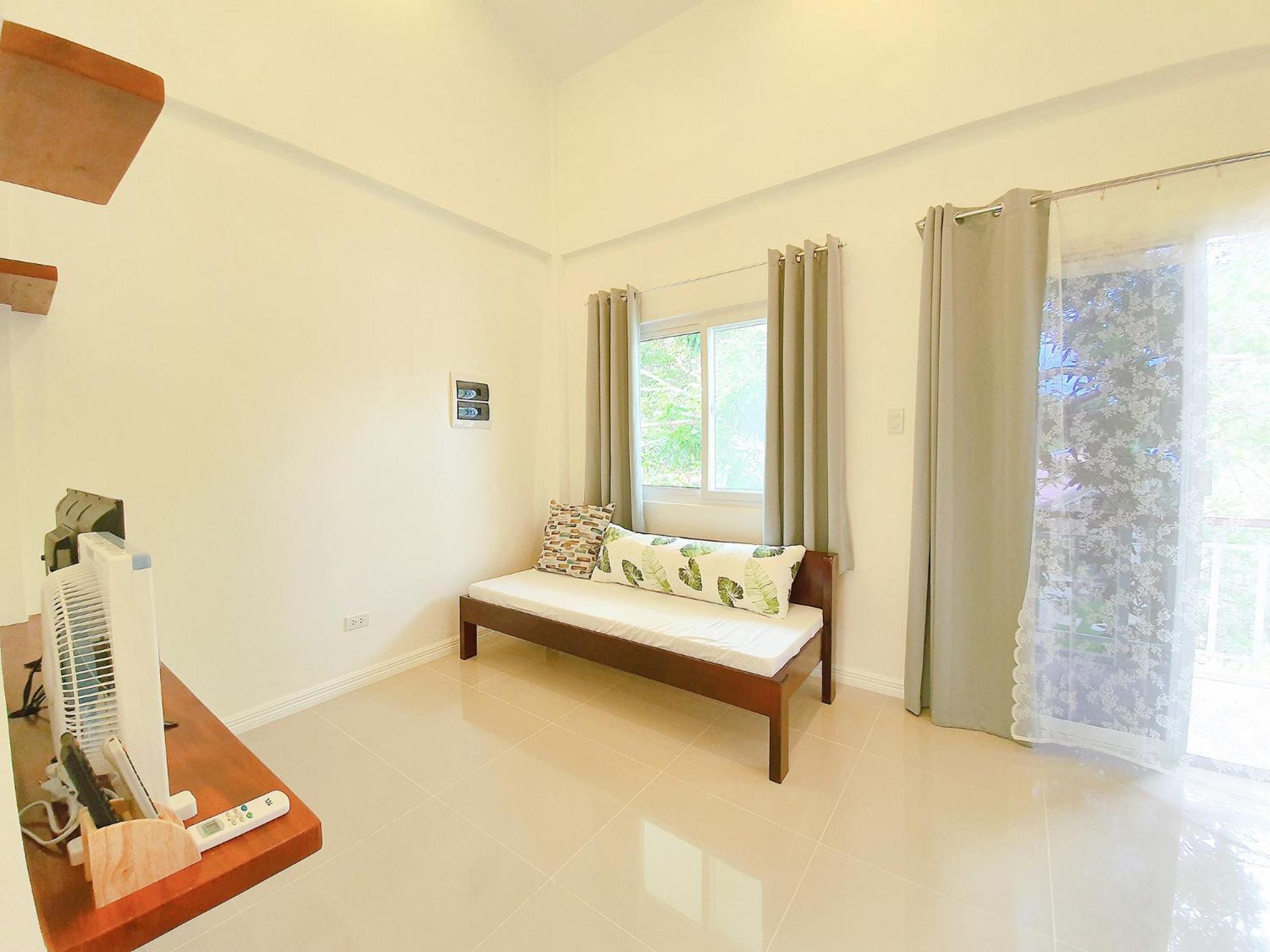 Deluxe Queen Suite - Photo 12