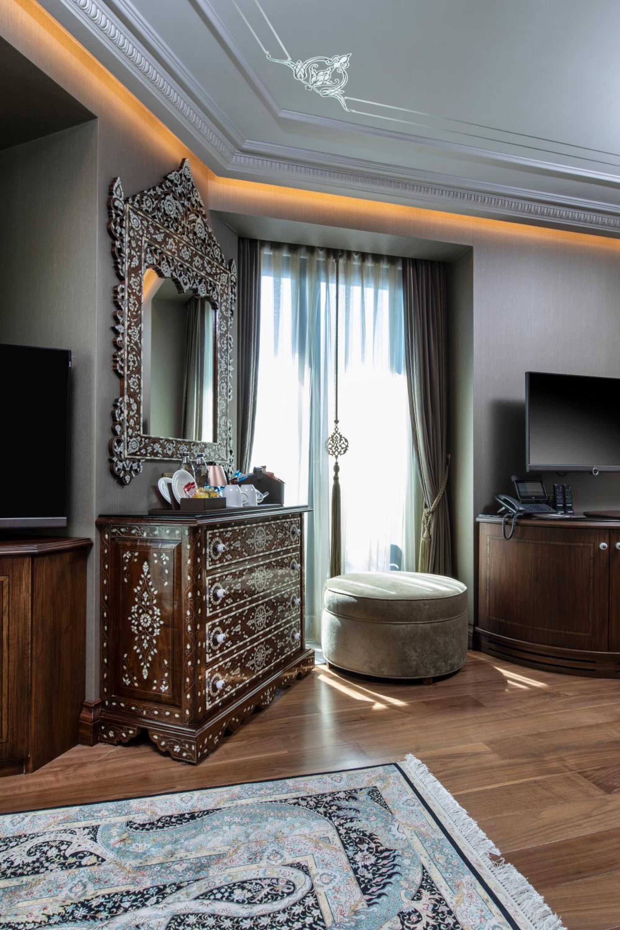 Corner Suite with Street View photo 3