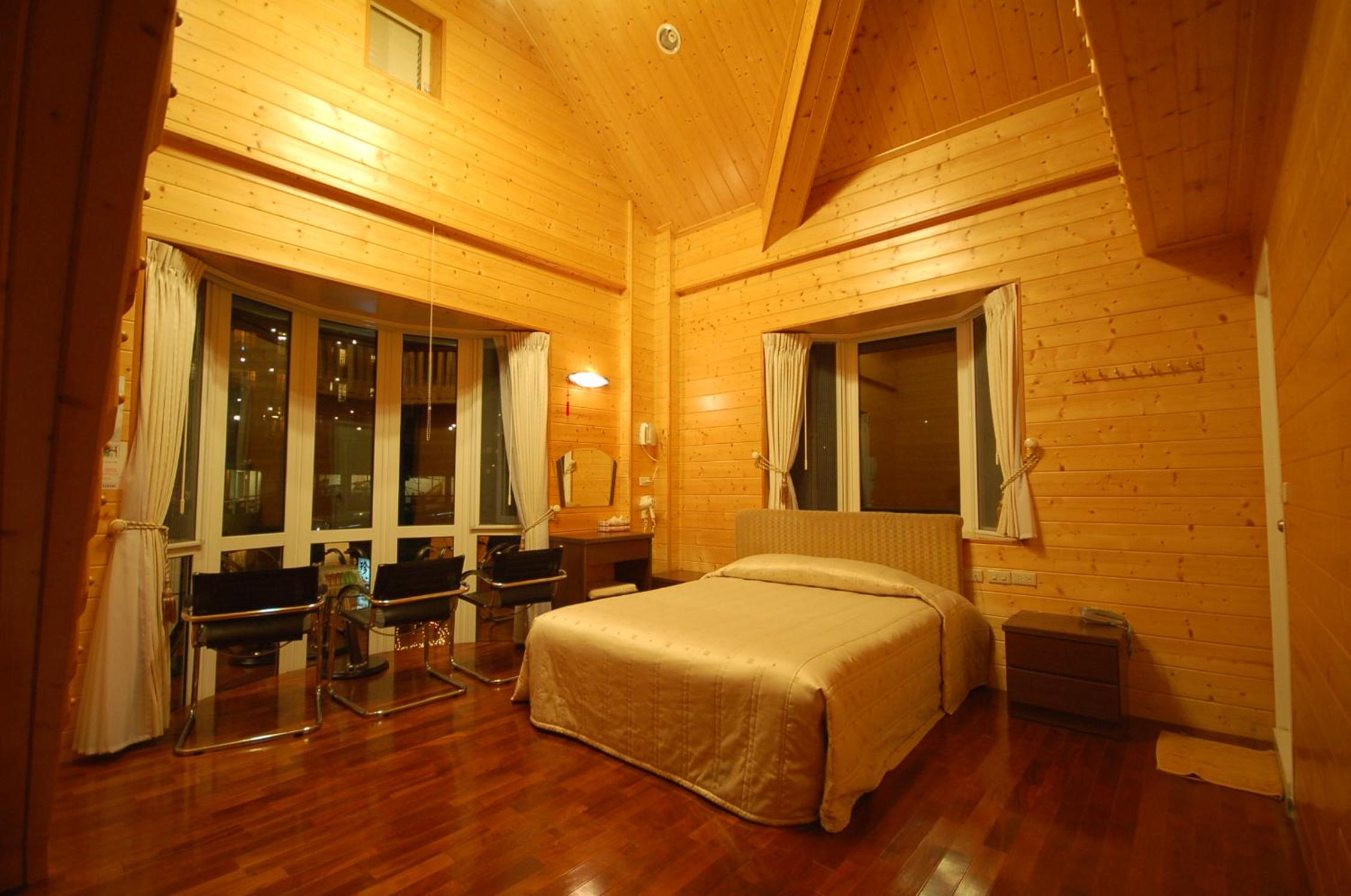 Family Room with Private Bathroom photo 2