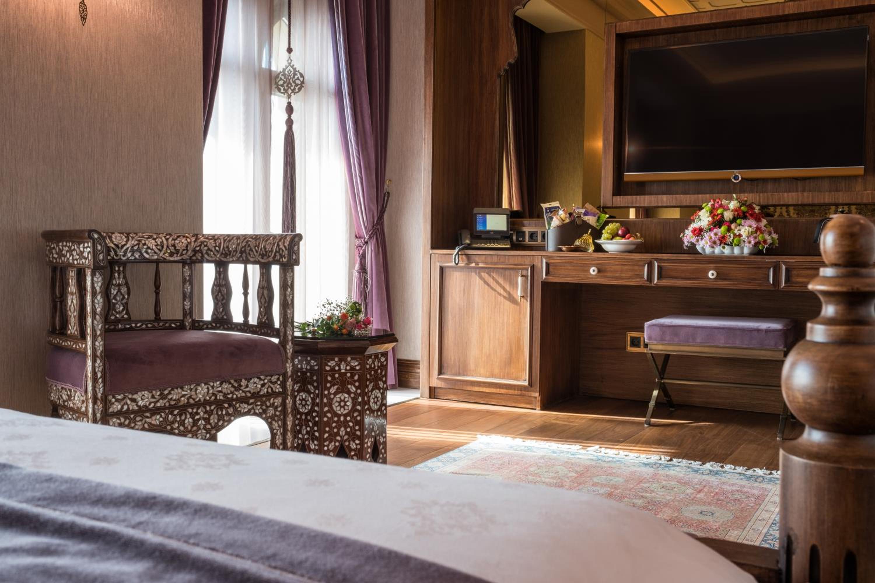 Deluxe Double Room with Street View