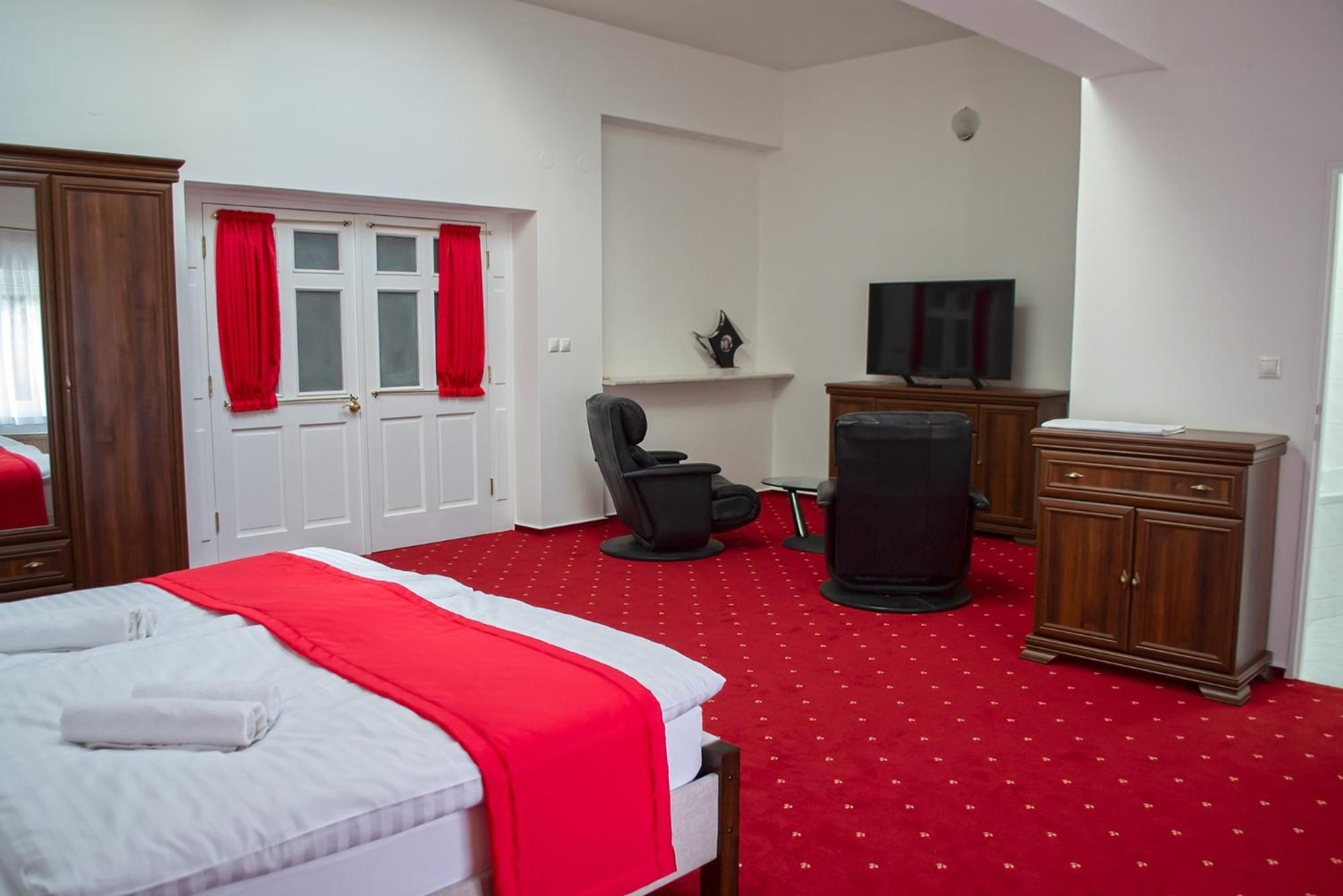 Deluxe King Room - Photo 10