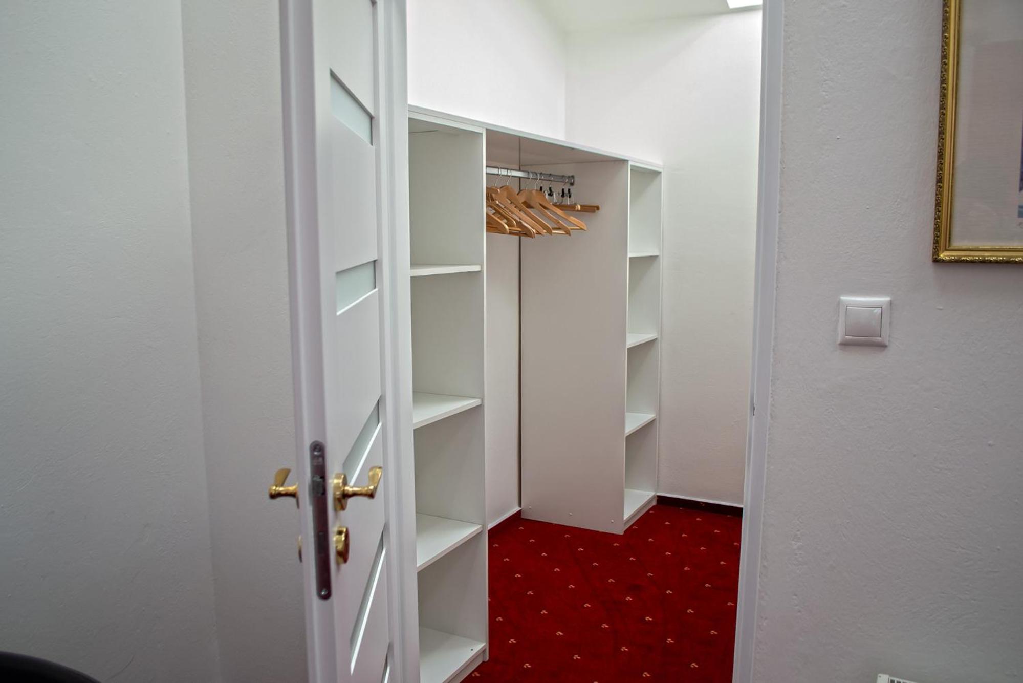 Deluxe King Room - Photo 22