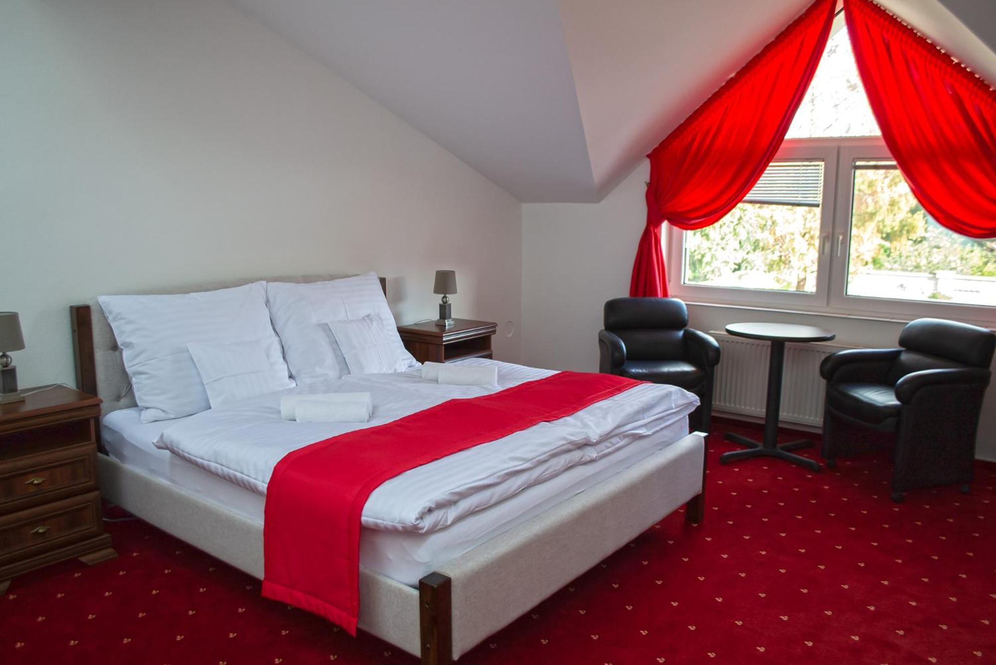 Deluxe King Room - Photo 20