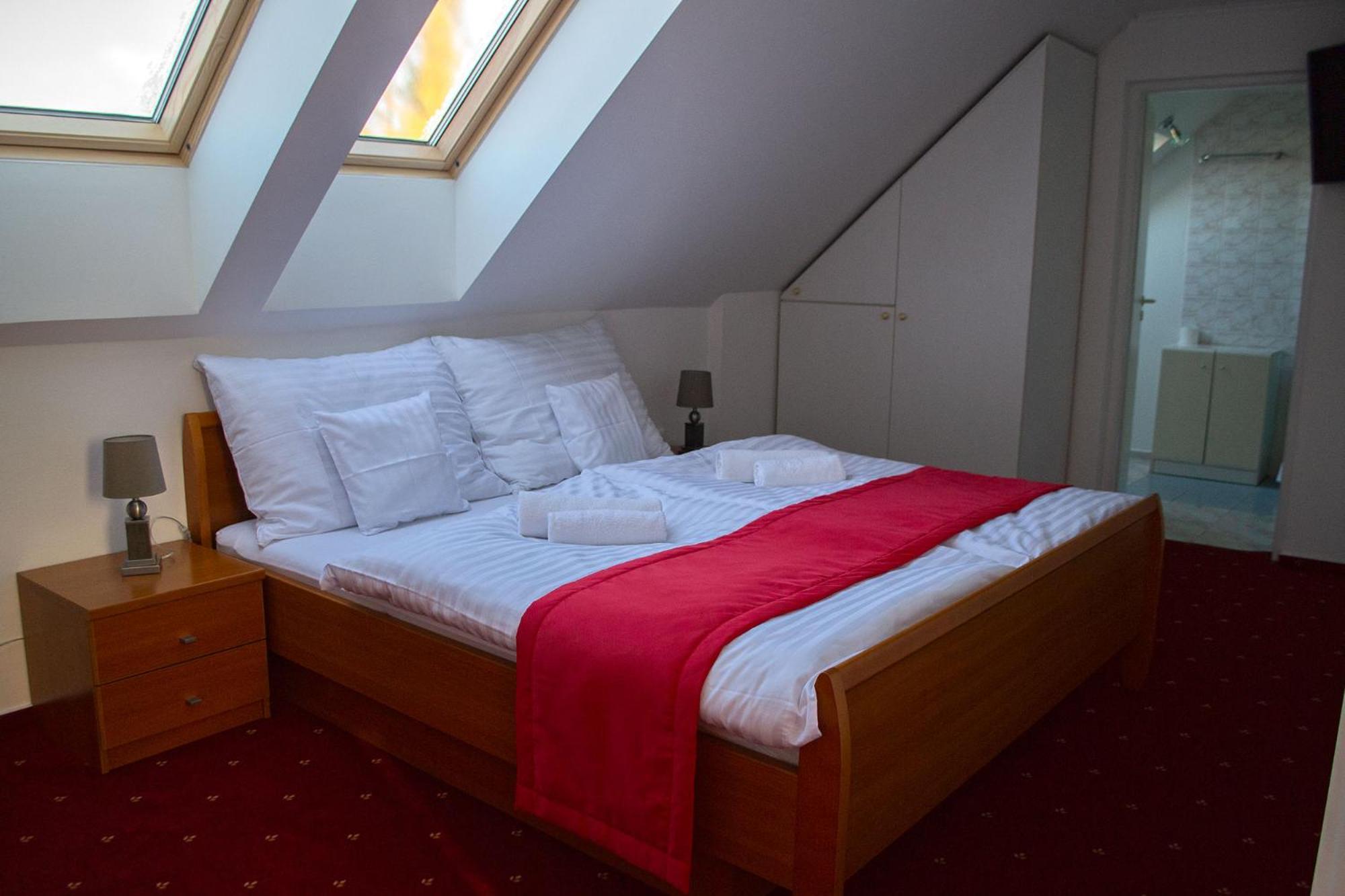 Standard Double Room - Photo 2