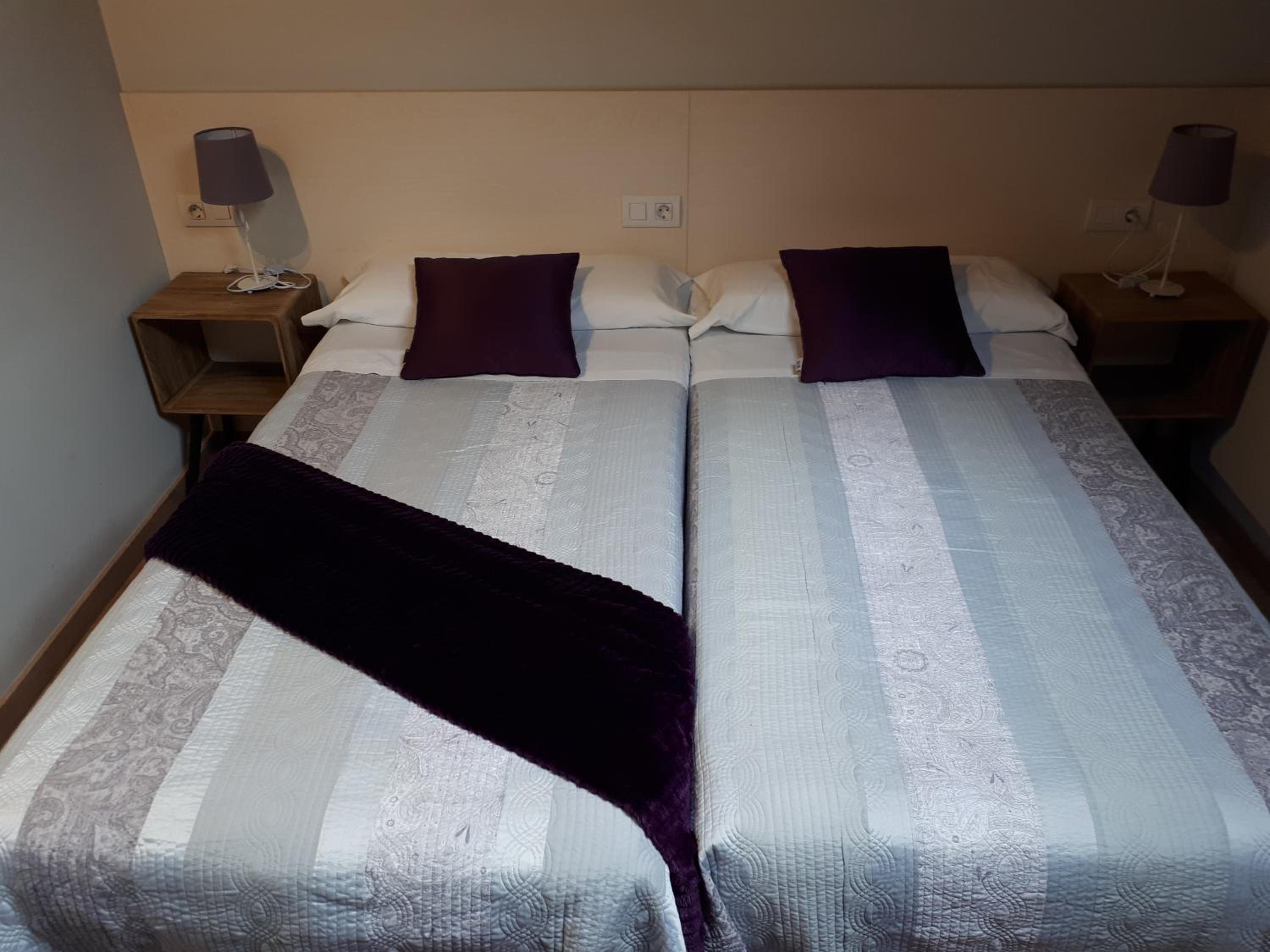 Twin Room with Private Bathroom - Photo 4