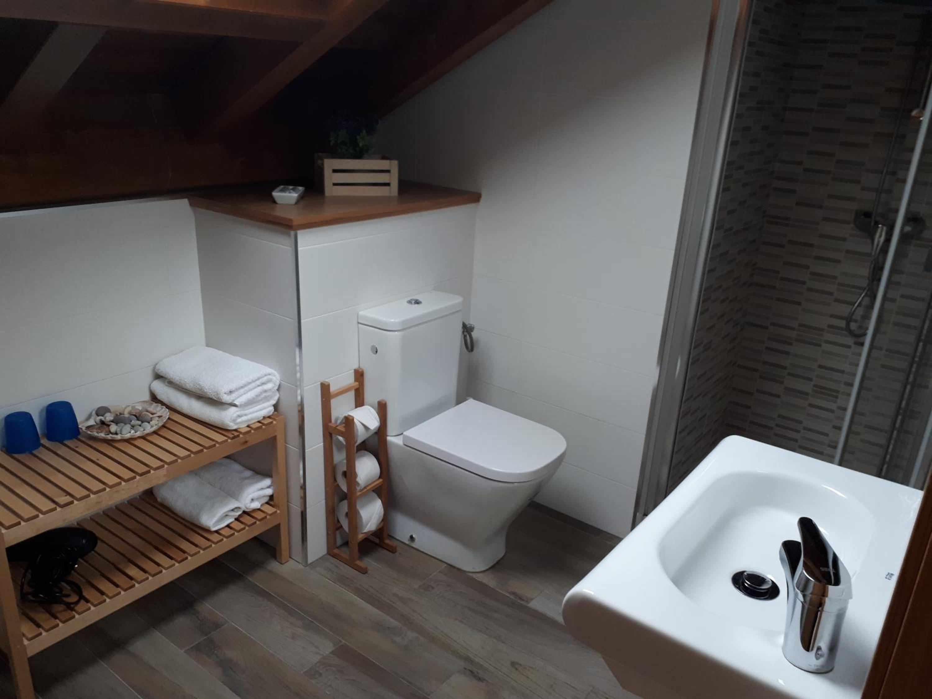 Twin Room with Private Bathroom - Photo 2