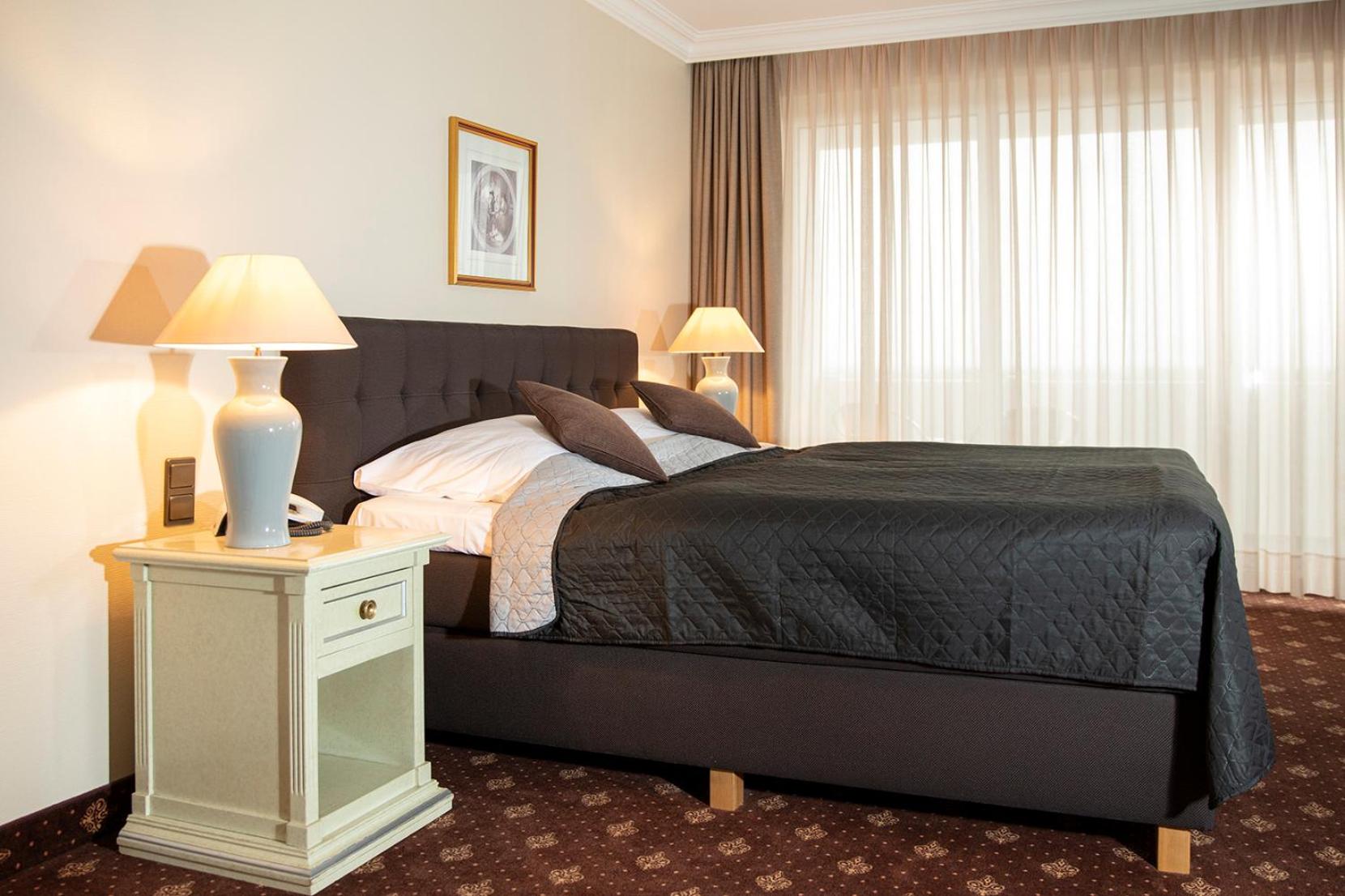Suite - Photo 1
