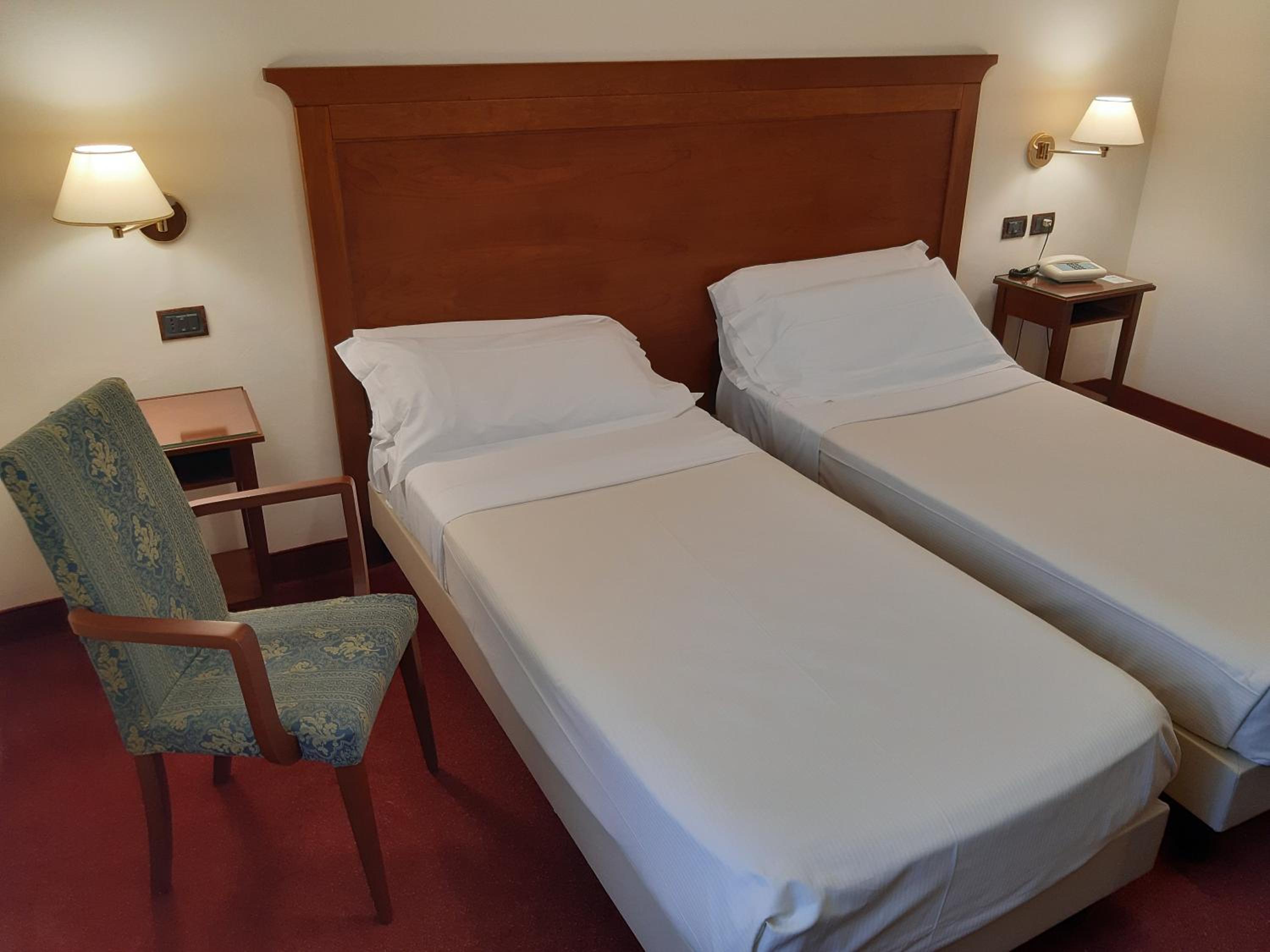 Twin Room - Photo 3