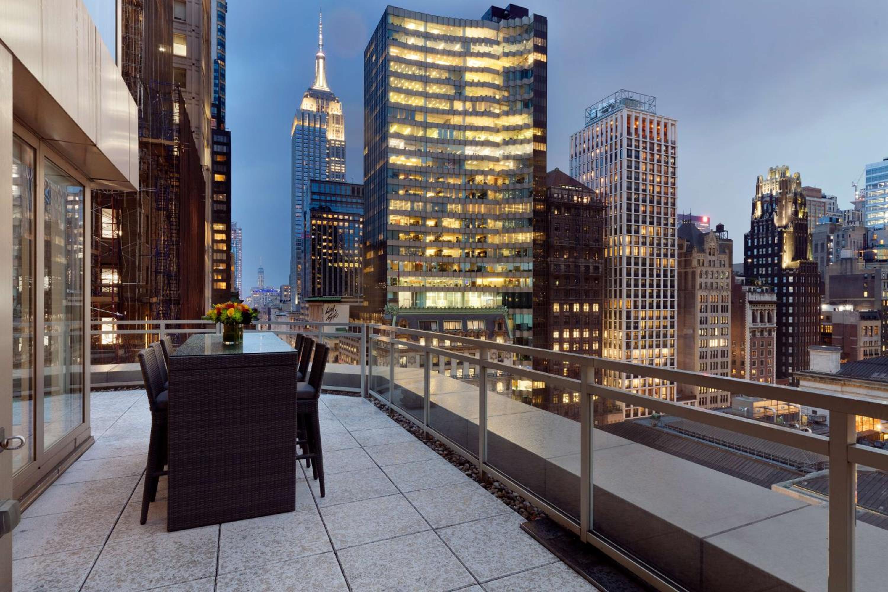 Suite with Street View thumbnail 5