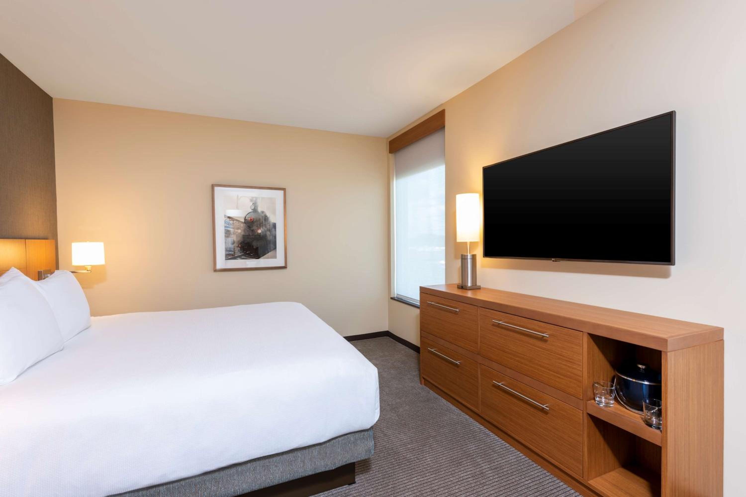 King Room with Sofa Bed - Photo 8