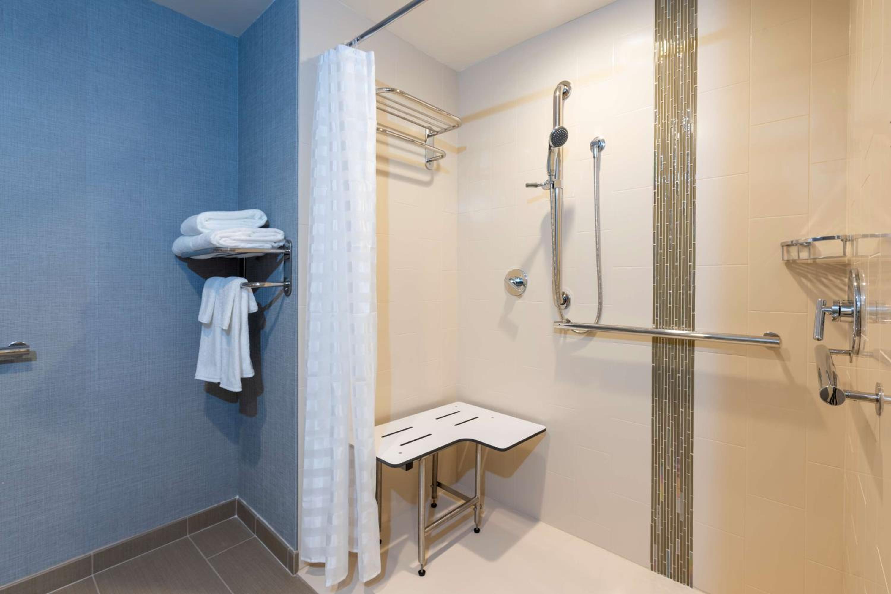 King Room with Roll-In Shower and sofa bed - Disability Access - Photo 3