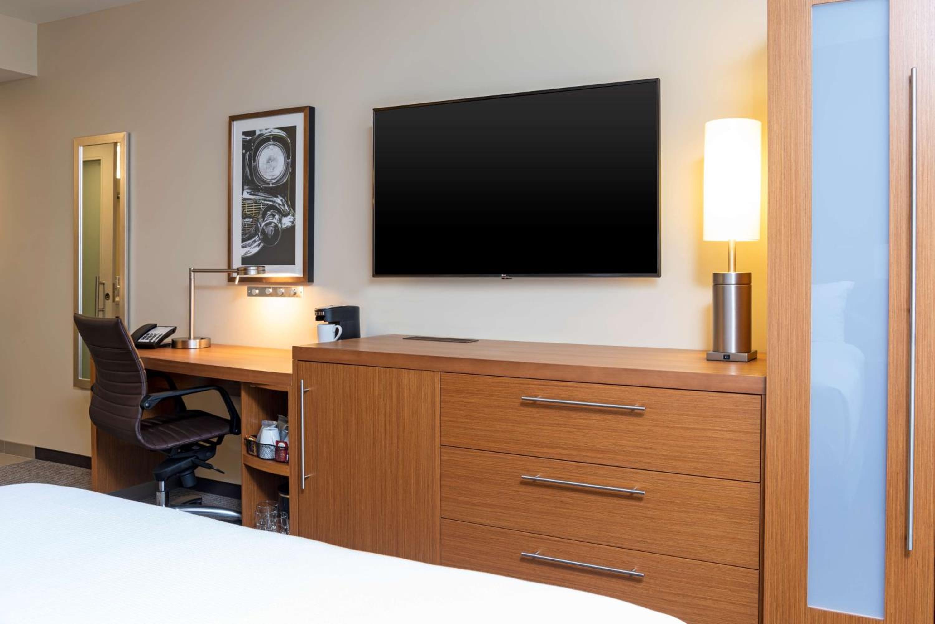 King Room with Sofa Bed - Photo 5