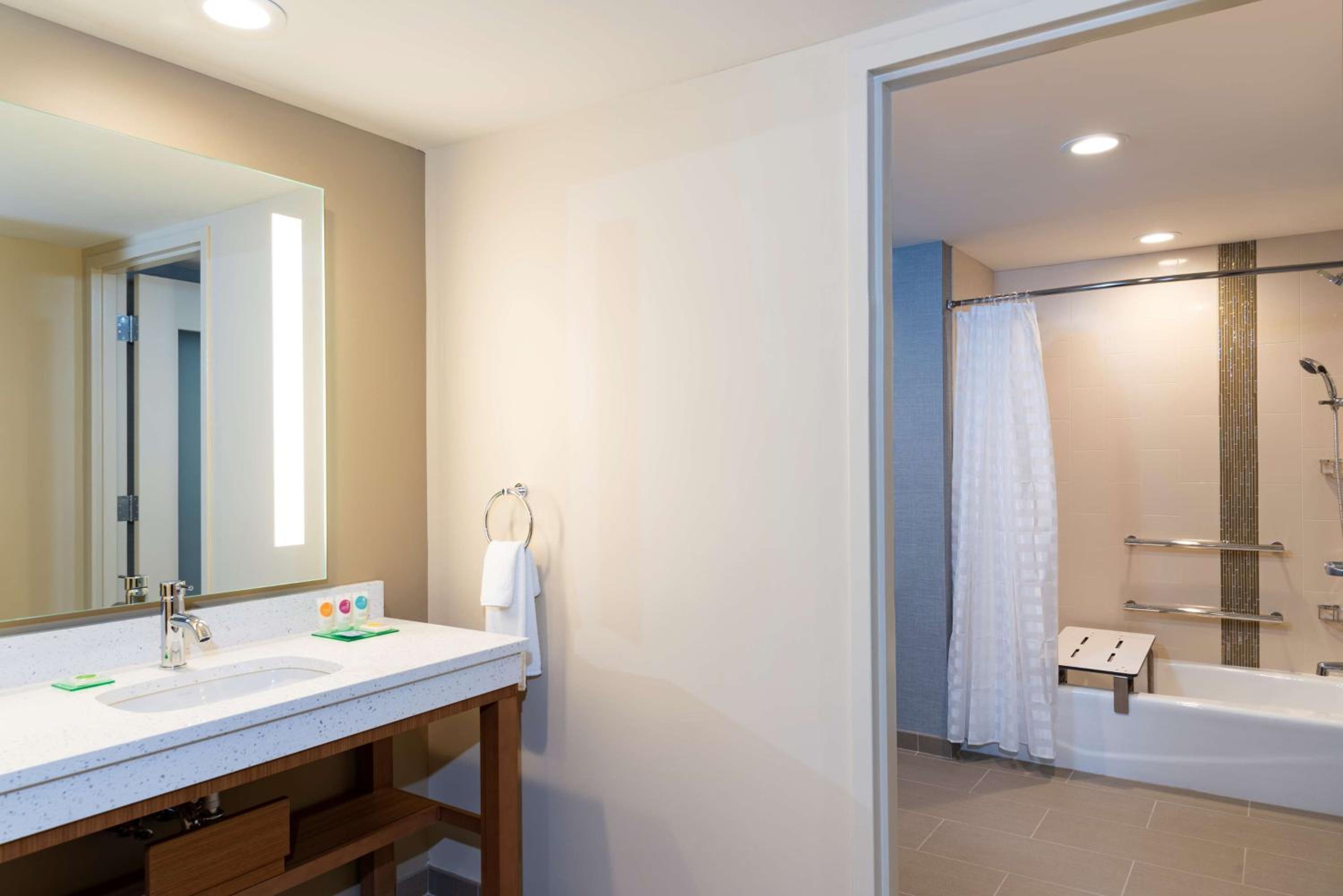 Double Room with Two Double Beds and Accessible Tub - Disability Access - Photo 4