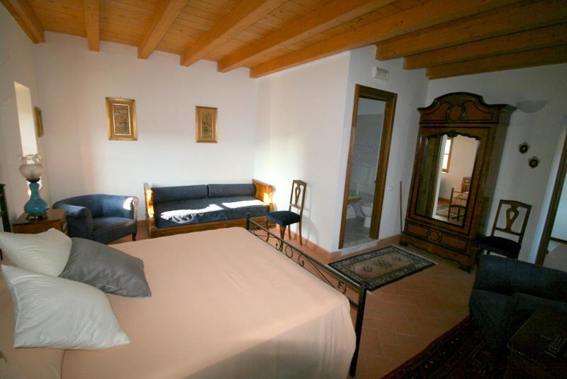 Deluxe Room (2 Adults + 1 Child) - Photo 6