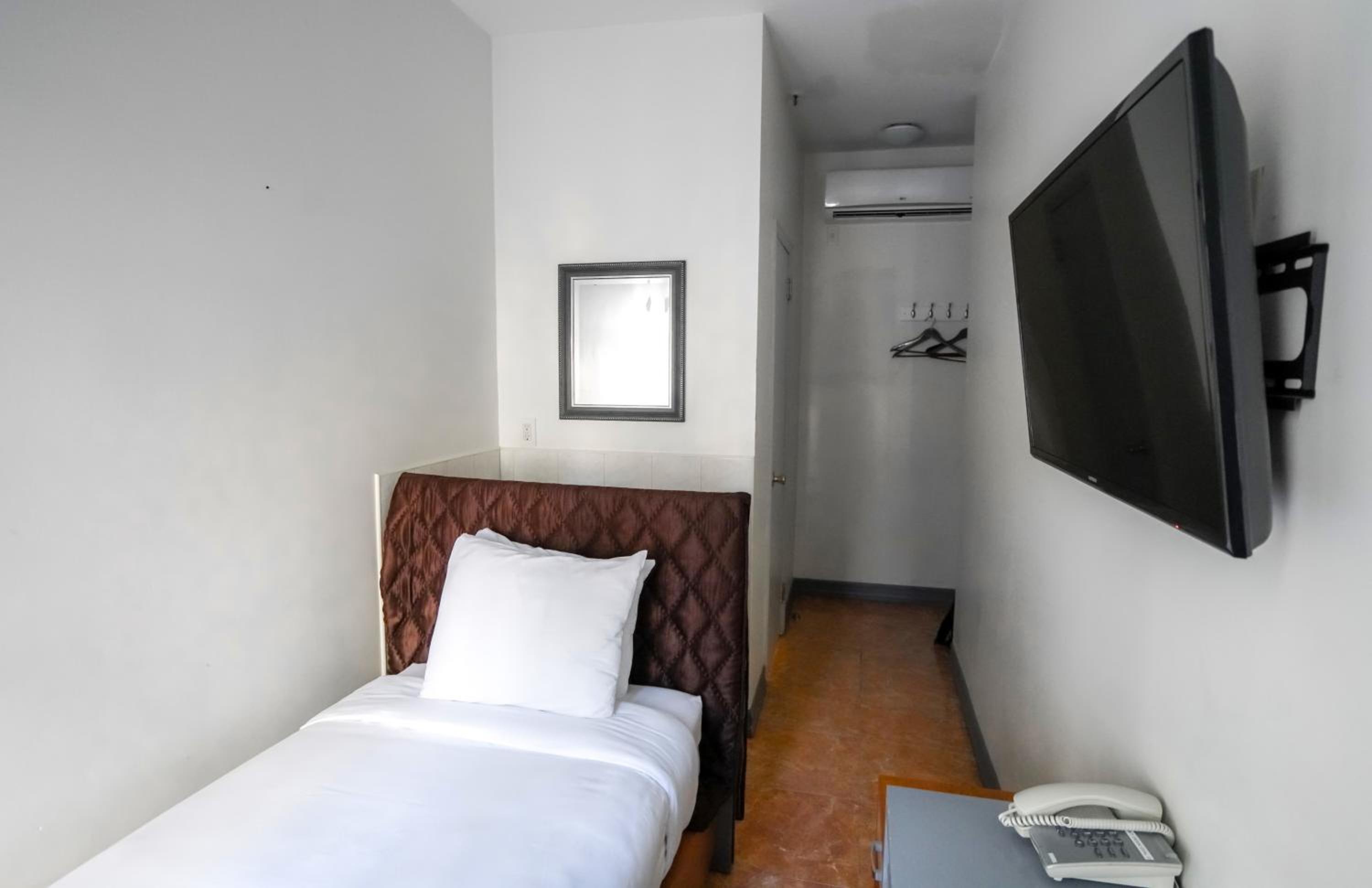 Single Room with Bathroom photo 1
