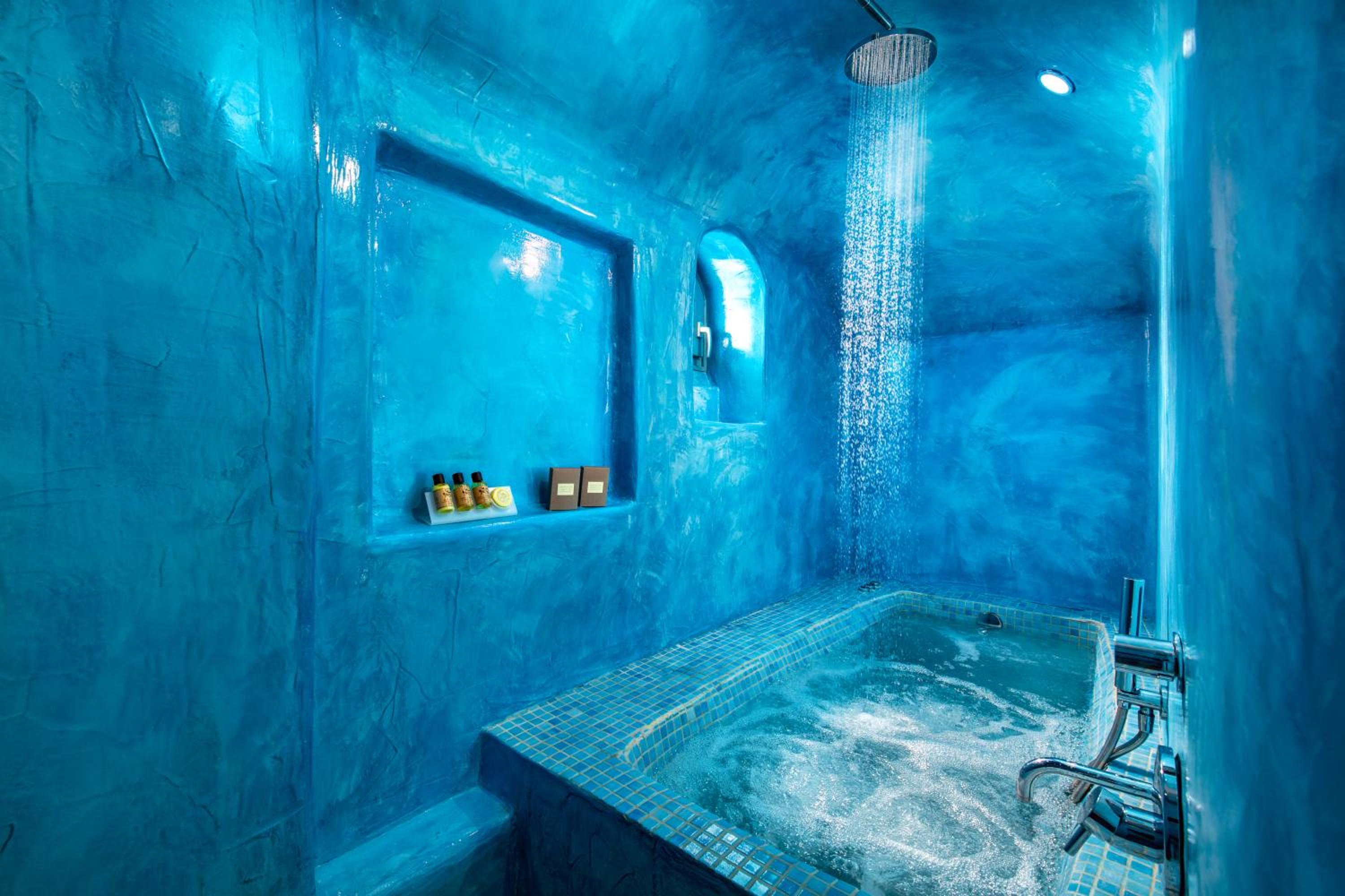 Suite with Cave Hot Tub - Photo 35