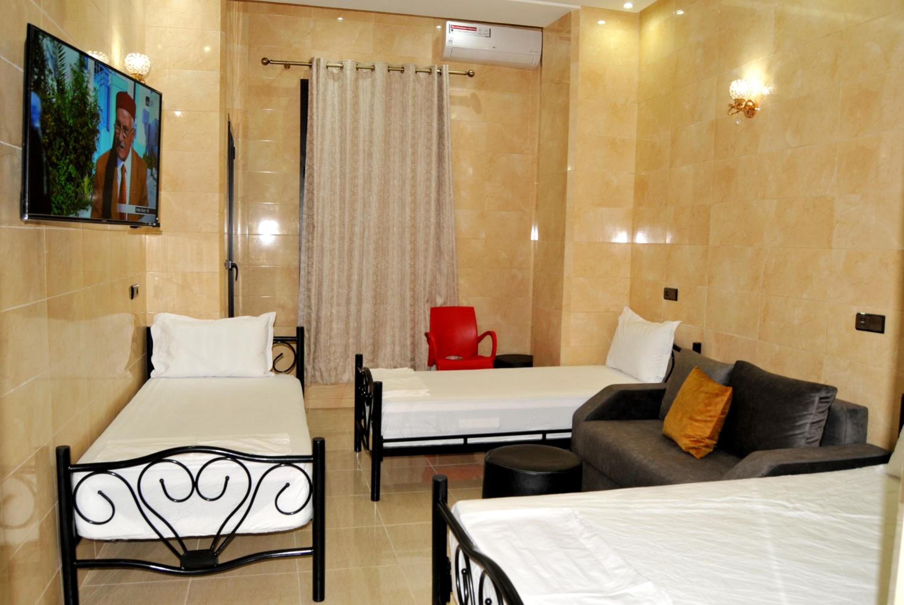 Quadruple Room with Private Bathroom - Photo 58