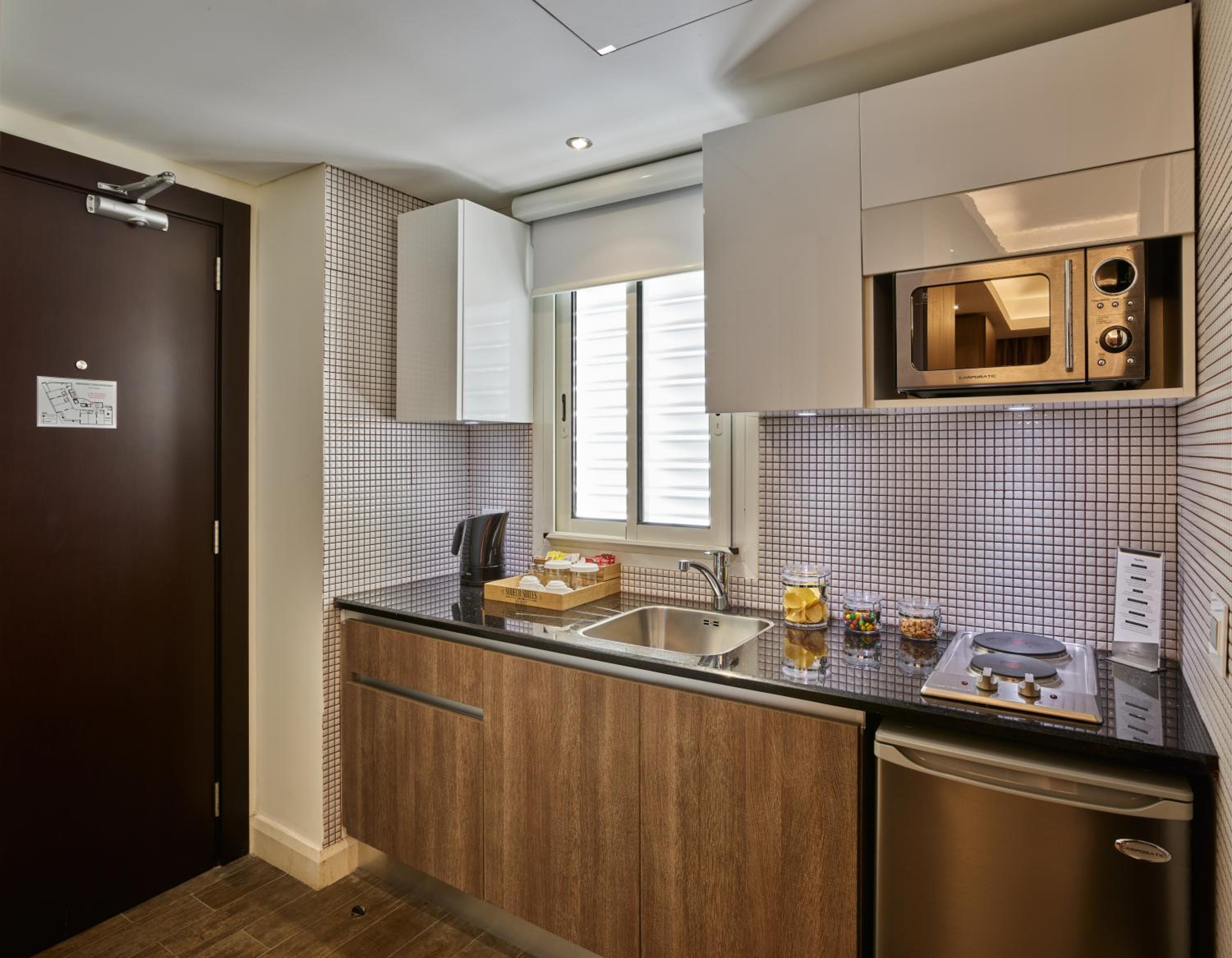Premium Room with Balcony - Photo 9