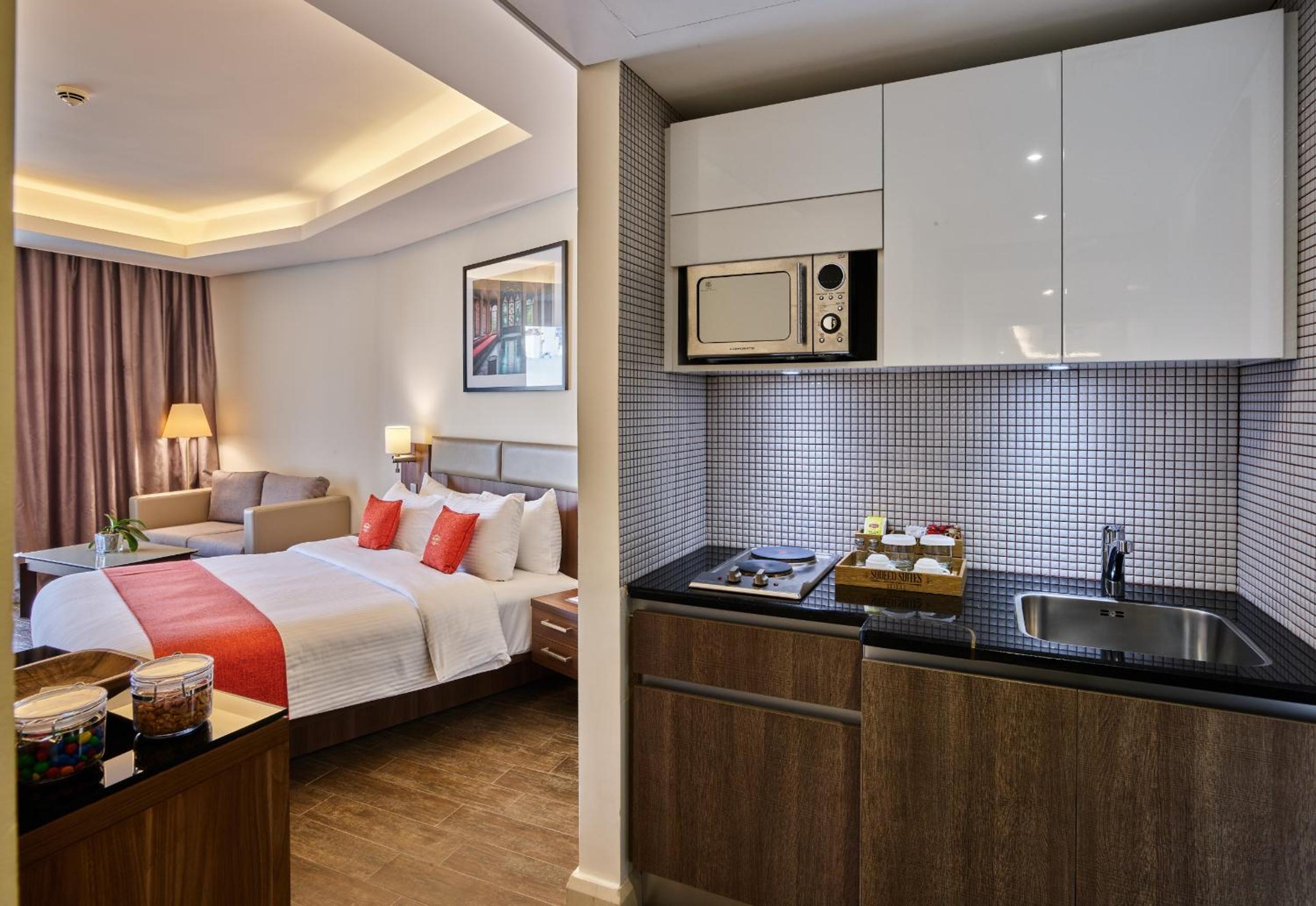Premium Room with Balcony - Photo 4