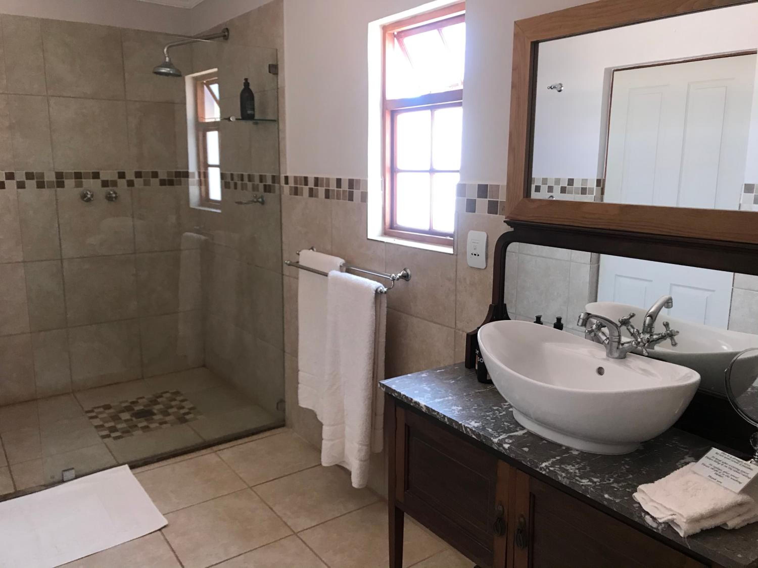 Family Room with Bathroom photo 2