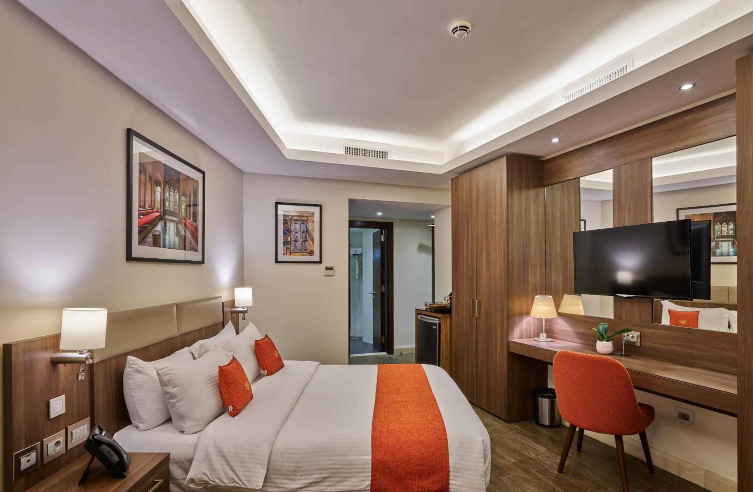 Premium Room with Balcony - Photo 3