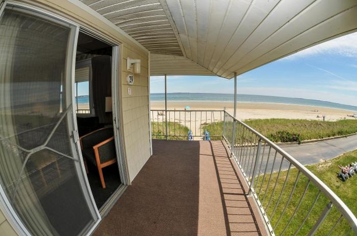 C-Section Suite, King bed, Oceanfront, Second Floor with Balcony photo 2