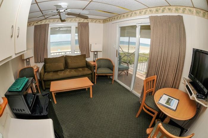 C-Section Suite, King bed, Oceanfront, Second Floor with Balcony photo 3