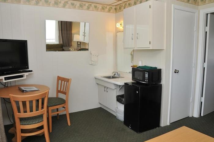 C-Section Suite, King bed, Oceanfront, First Floor with Patio photo 3