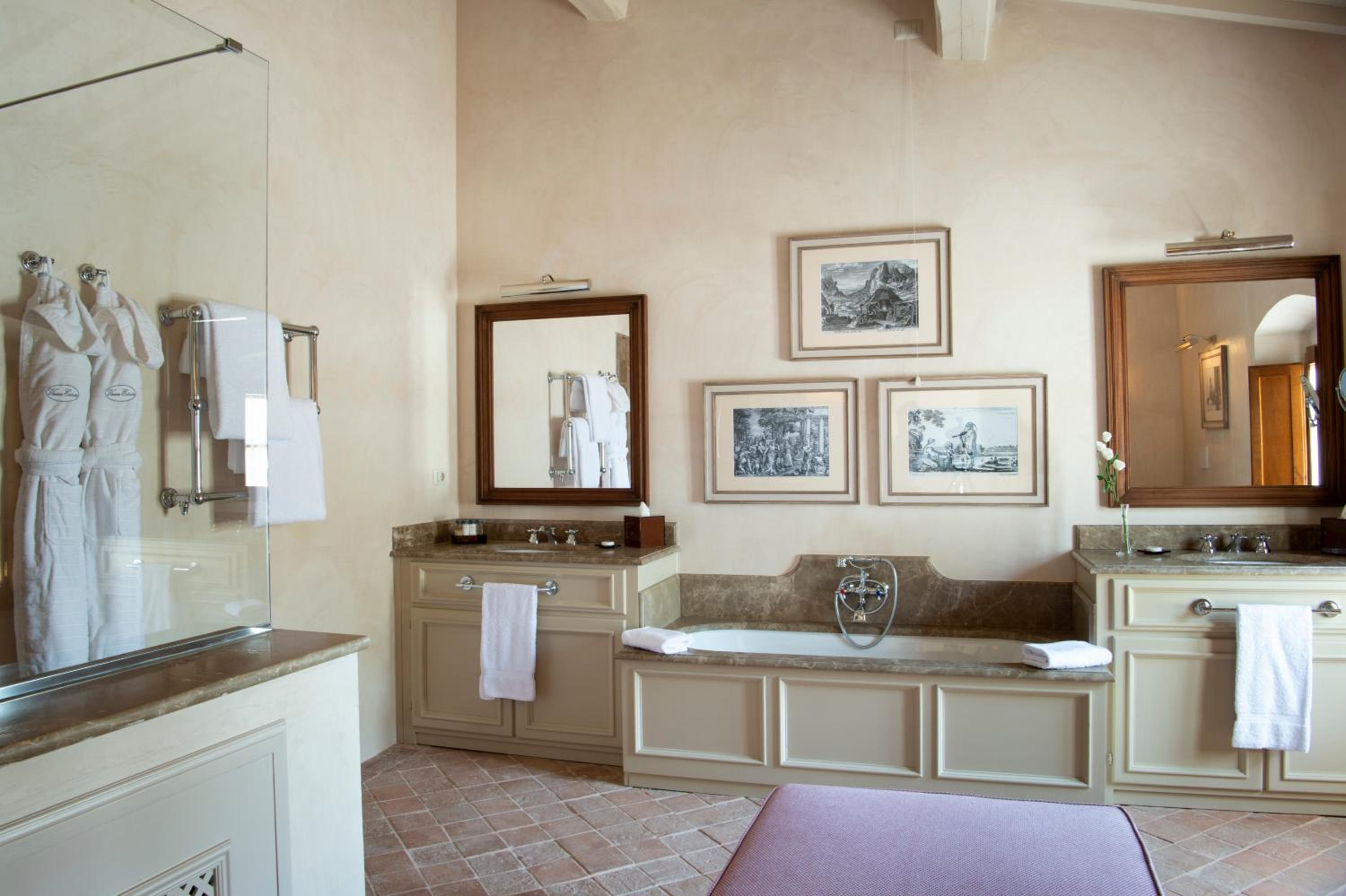 Suite - Photo 12