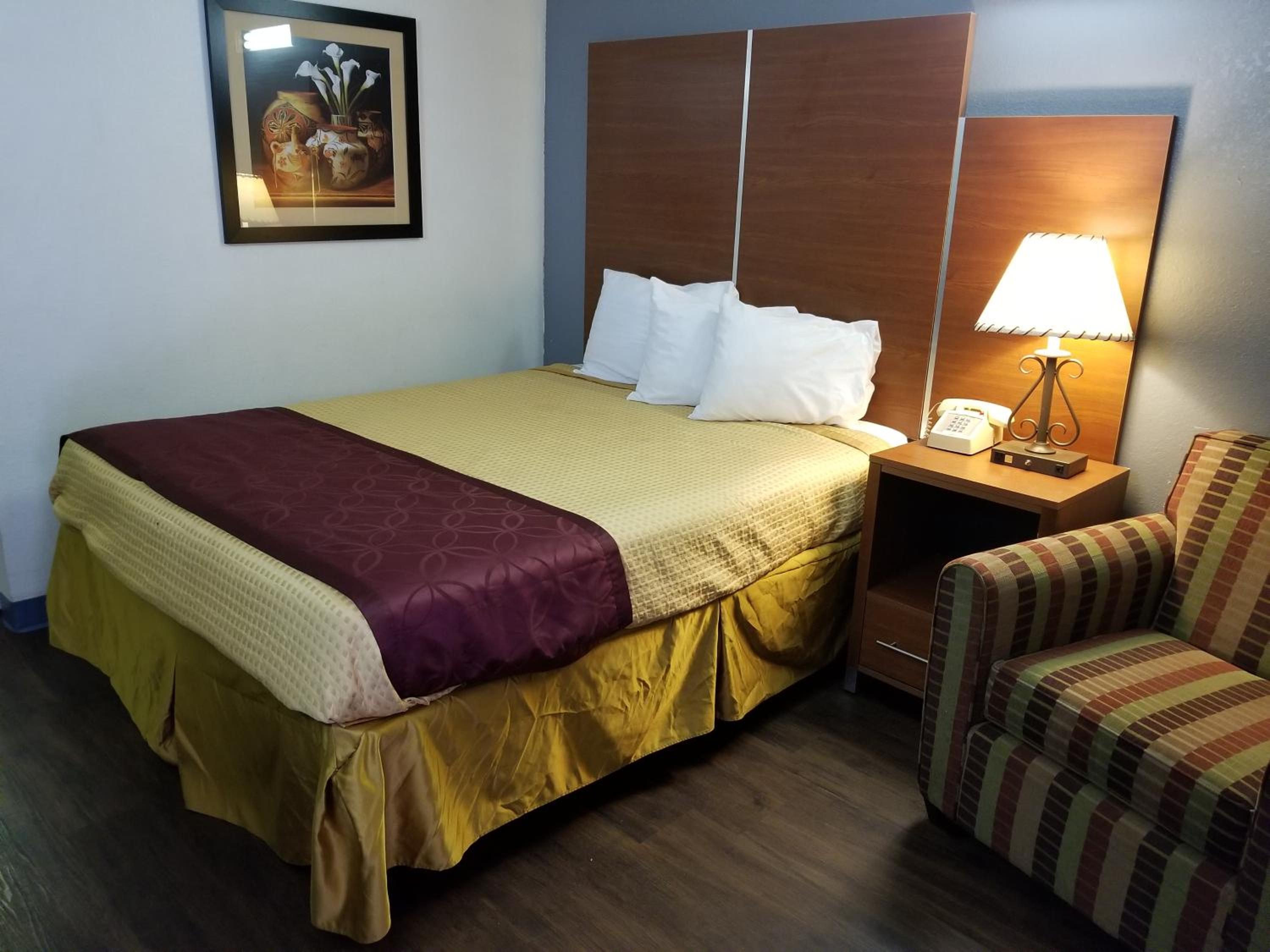 Queen Room - Mobility Access/Smoking - Photo 1
