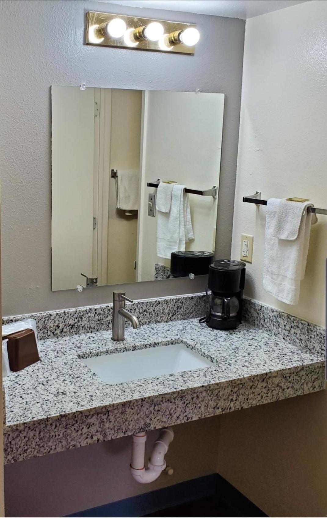 King Room - Non-Smoking - Photo 3