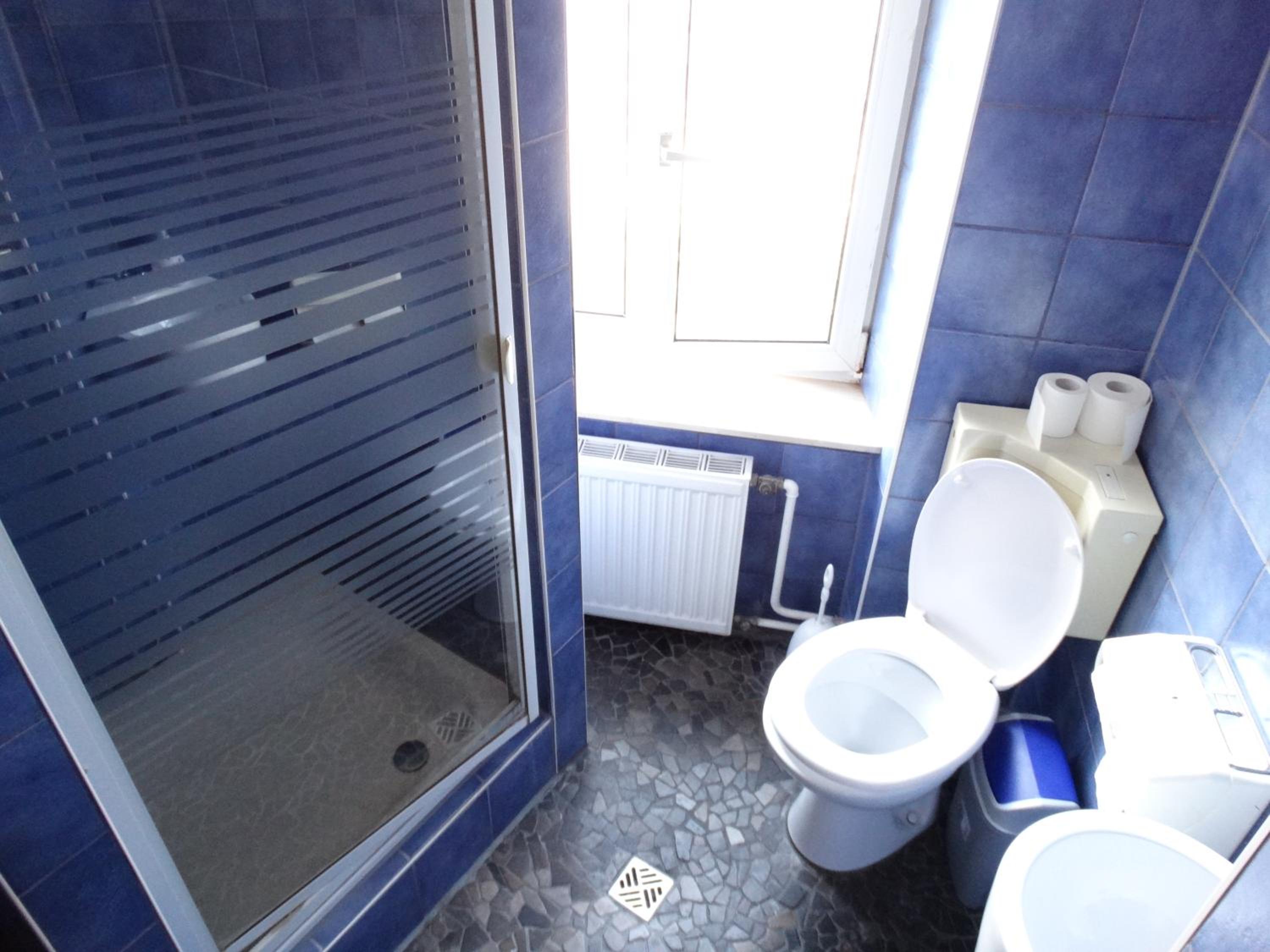 Family Room with Shared Bathroom photo 2